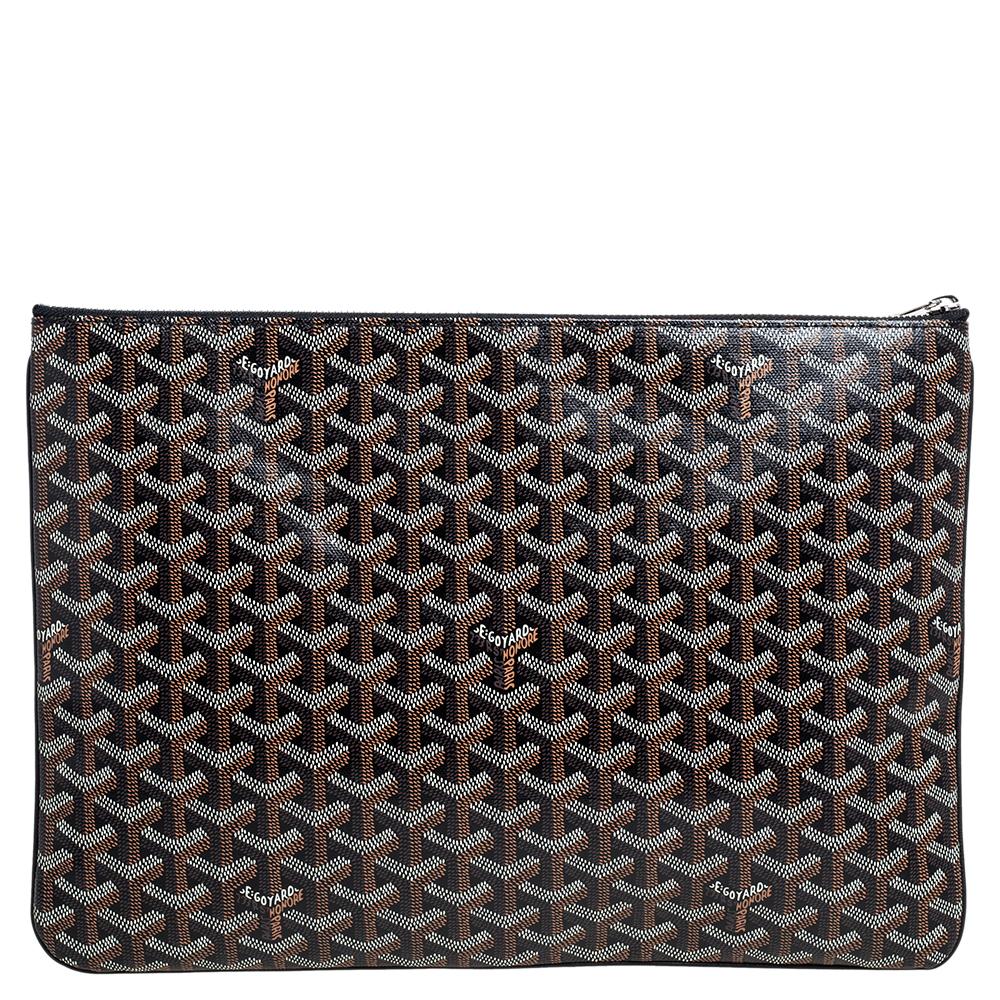 A timeless addition to your collection, this clutch from Goyard is a must-have! With the signature Goyardine print, it is crafted with coated canvas and features a sleek design. Lined in fabric and secured by a top zip closure, the interior offers a