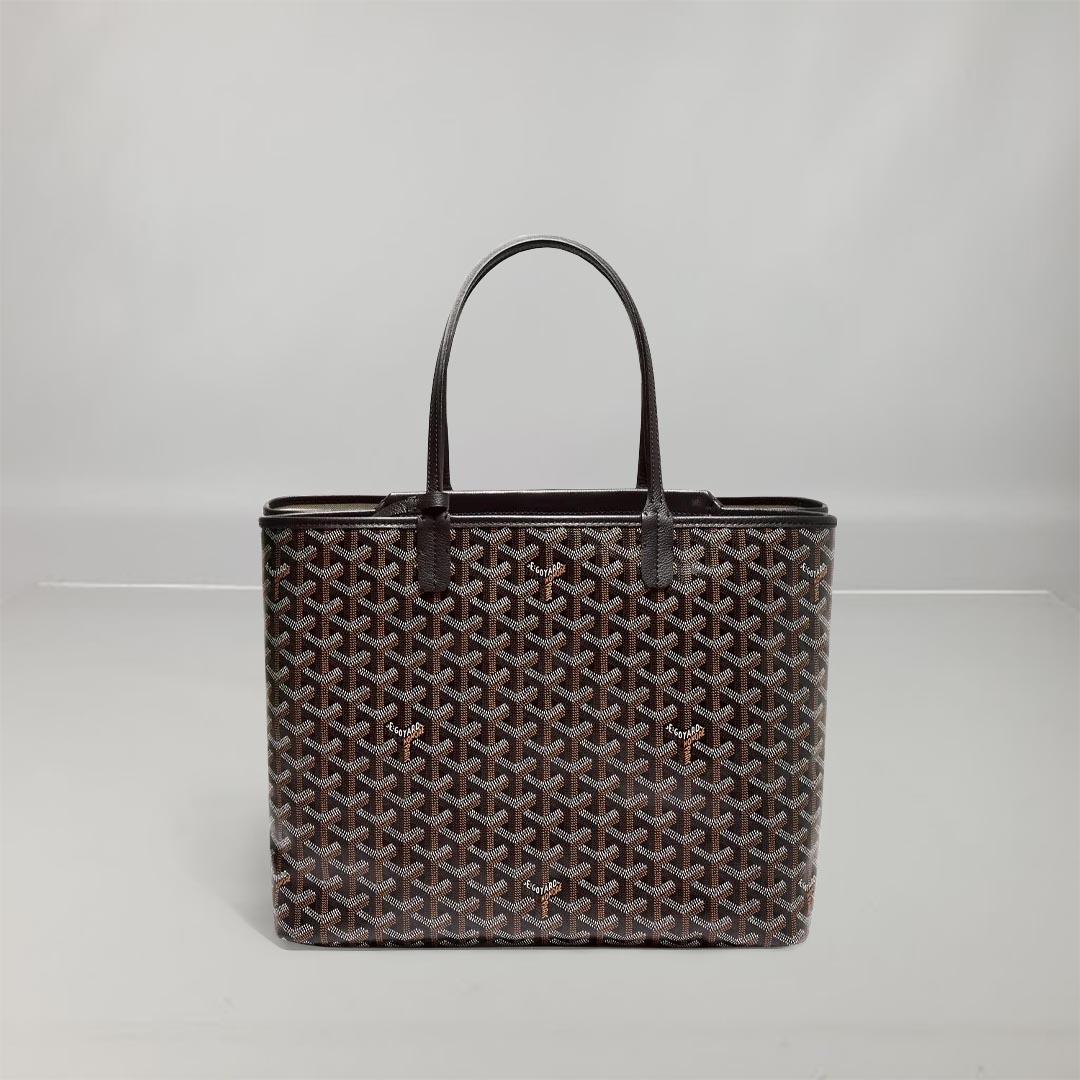 Goyard's Bag dont have cardboard box, it will  be ship with dust bag and authenticity card
The Isabelle bag is very functional with its 3 compartments including a central magnetic pocket to keep the contents safe. It also has the emblematic
