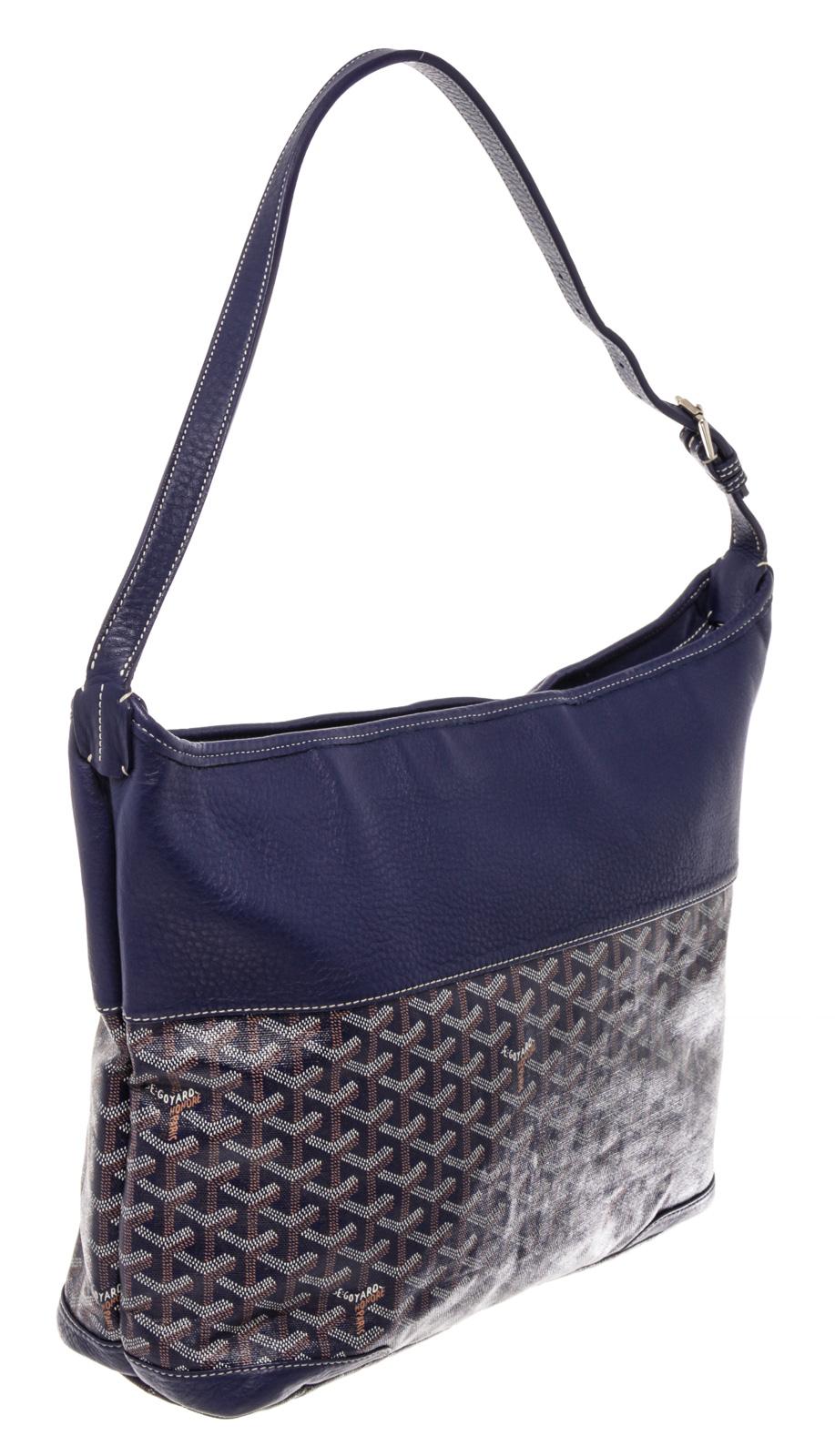 Goyard Grenadine Hobo Bag mit blauem Chevron-Print aus Canvas und Leder, mit einem flachen, verstellbaren Schulterriemen aus Leder, einem Reißverschluss, feinem Textilfutter im Inneren und silberfarbener Hardware.

 

64126MSC