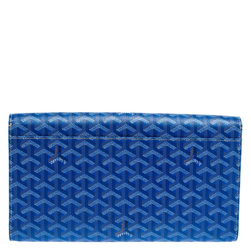 Luxuriously crafted by the experts at Goyard, this Monte Carlo Bois clutch is a must-have accessory for fashion lovers. Crafted in Goyardine coated canvas, this clutch carries a sleek silhouette with a wood trim and silver-tone studs on the flap.