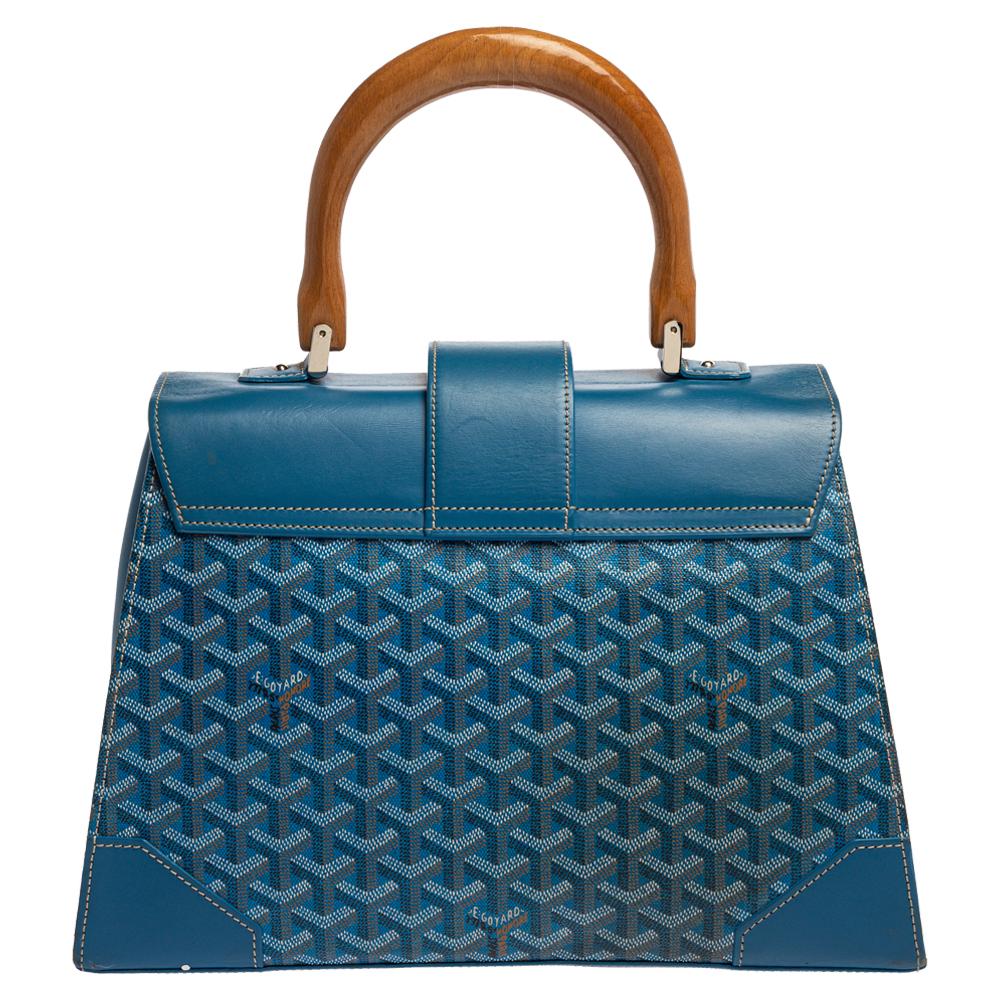A signature design by Goyard, this Saigon handbag is timeless and elegant. This creation is made from Goyardine coated canvas, which reflects the label's craftsmanship and exclusivity. It features leather details, a fold-in lock on the flap, and a
