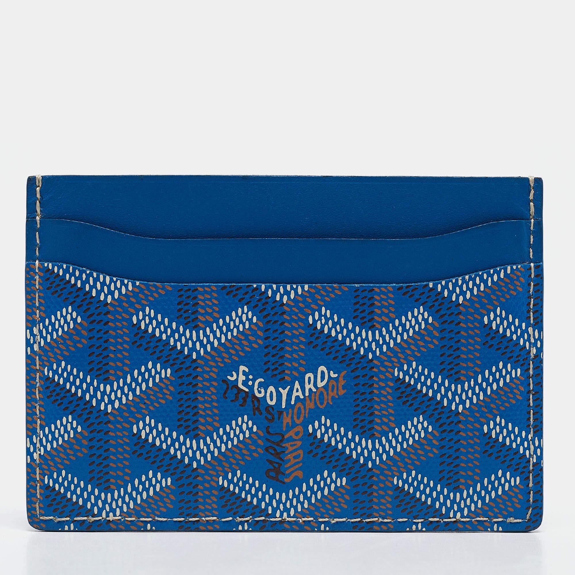 The leather lined interior of this Goyard card holder will lend a stylish abode to your cards. Made from the signature Goyardine coated canvas and leather  its exterior is equipped with card slots at the front and at the back.