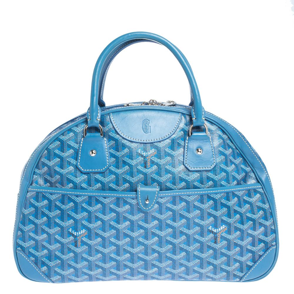 Ever wondered why Goyard is one of the leading options for bags? This bag is probably why. Add the right flavour to your outlook with this dazzling and trendy blue bag. The interior is lined with fabric, making the bag highly reliable and useful.