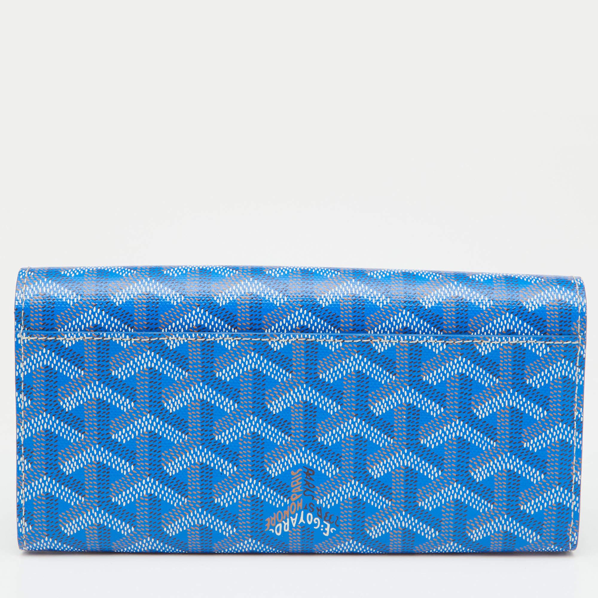 Luxuriously crafted by the experts at Goyard, this blue wallet is a must-have accessory for fashion lovers. Crafted in Italy from the brand's signature Goyardine coated canvas, this wallet carries a sleek silhouette and a leather-lined interior. The