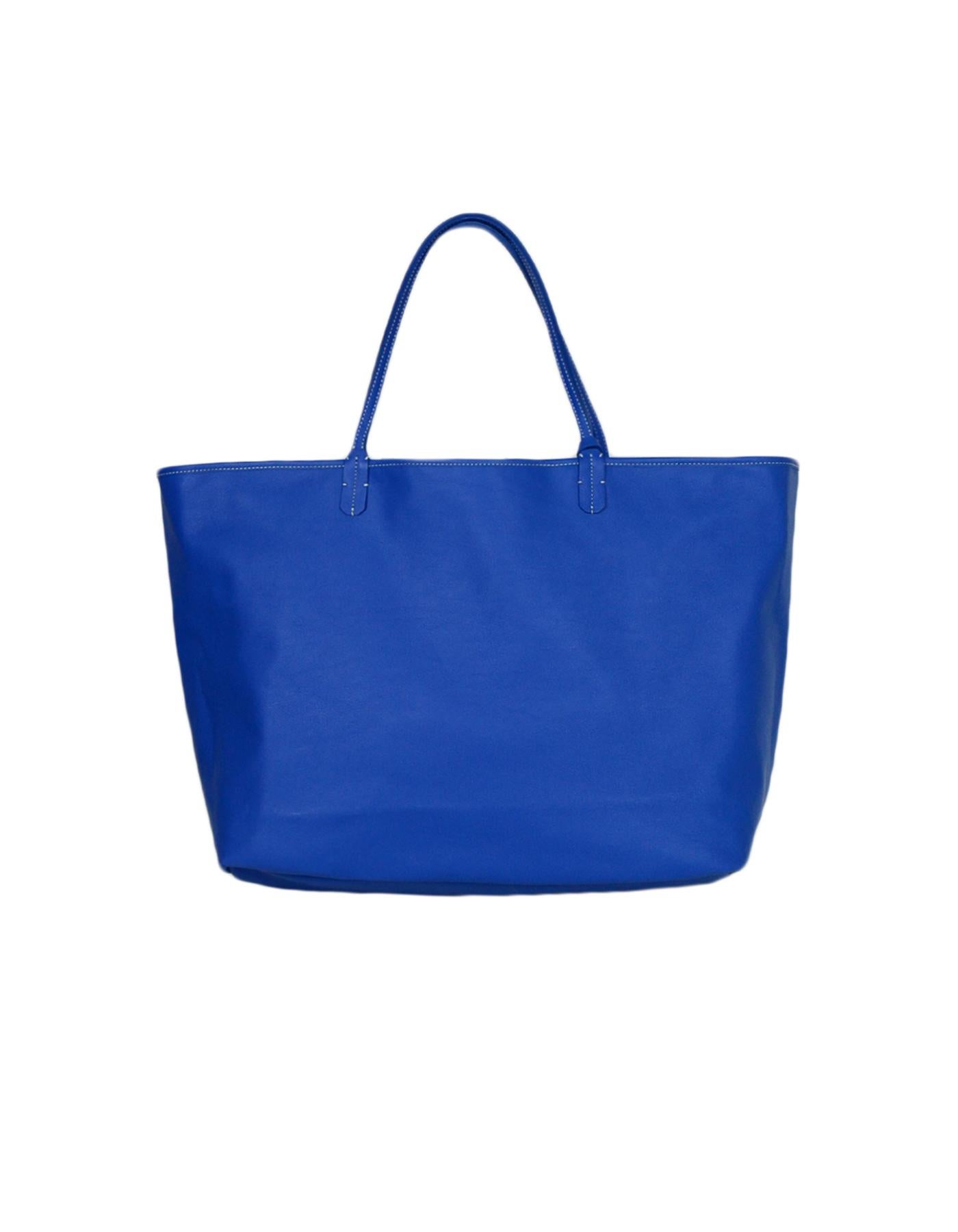 Goyard Ciel Blue Goyardine/Leder Anjou GM Reversible Tote Bag w/ Pouch.  Eine Seite aus traditionellem Goyardine:: die Rückseite aus blauem Leder. 

Hergestellt in: Frankreich
Farbe: Blau:: weiß
Hardware: Silberfarben (Knopf auf herausnehmbarem