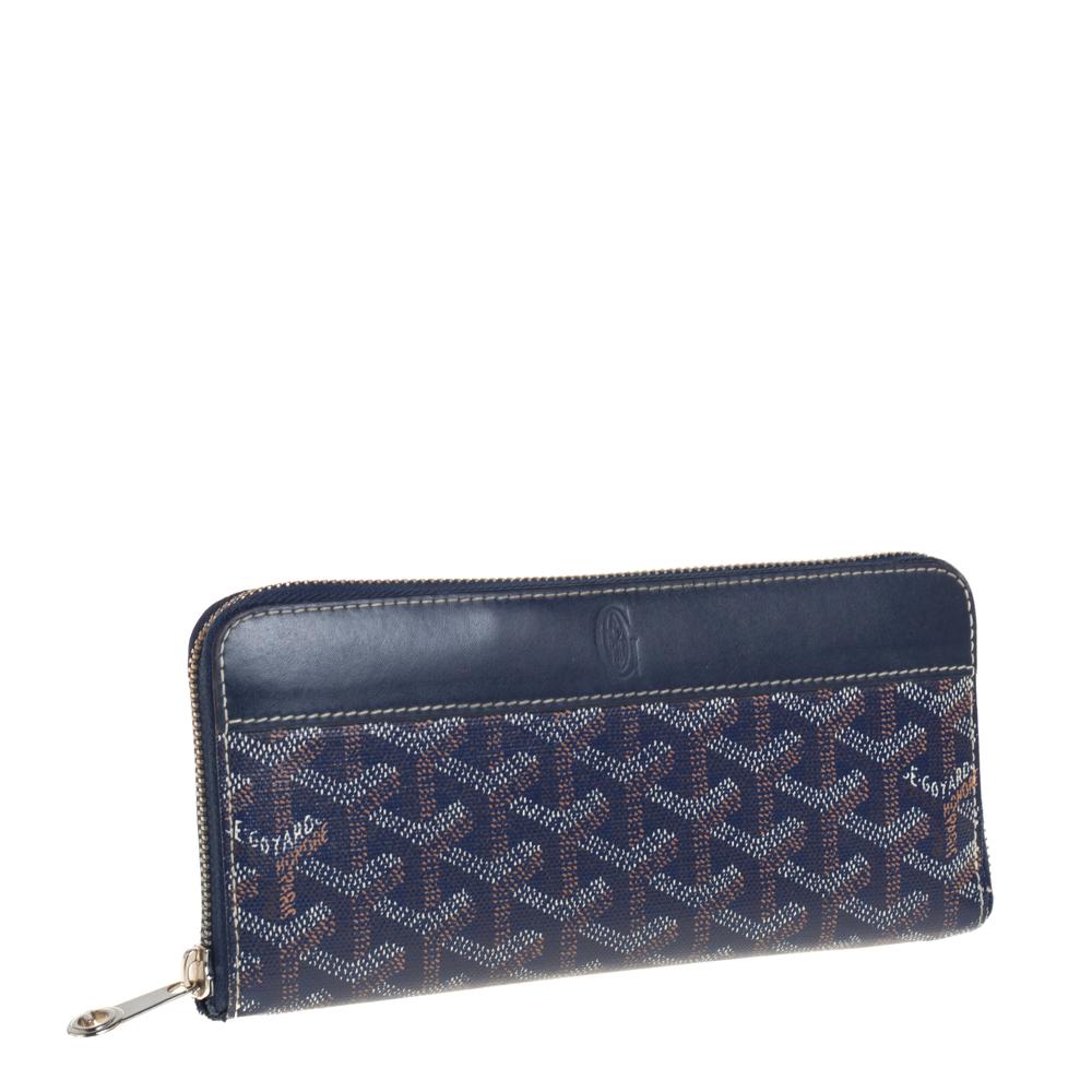 This wallet from Goyard brings along a touch of luxury and immense style. It comes crafted from the brand's signature Goyardine canvas & leather in blue and styled with a zip closure that leads to an interior equipped with compartments so you can