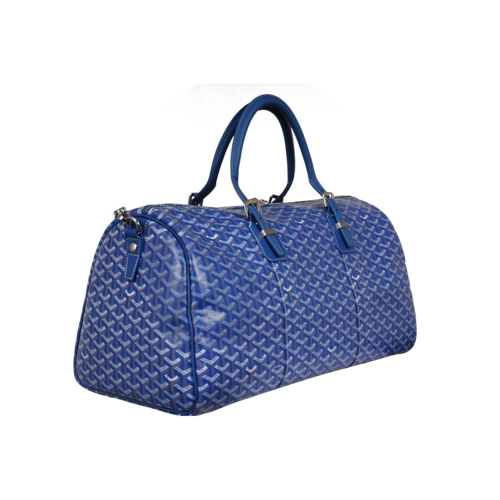 - Esterno blu

- Viene fornito con sacchetto antipolvere, lucchetto e chiave

- Viene fornito con un cinturino sangle mm



Condizioni: 

La borsa è nuova di zecca con cartellini e presenta lievi graffi, vedi le immagini dell'inserzione.



Misure: