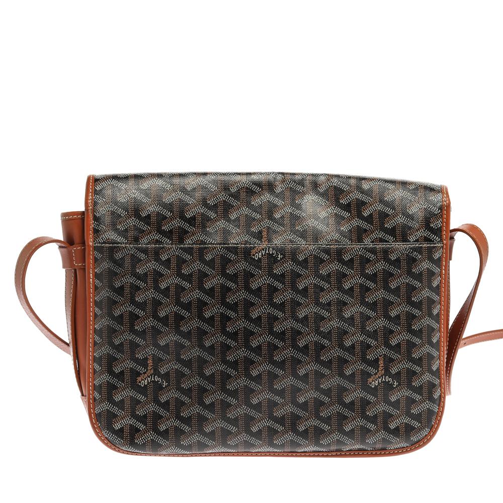 Tragen Sie diese stilvolle Goyard Belvedere Satteltasche zum Sonntagsbrunch und sehen Sie super cool aus! Die aus Goyardine-Canvas gefertigte Tasche verfügt über einen verstellbaren Lederriemen und silberfarbene Beschläge. Die braune Tasche ist mit