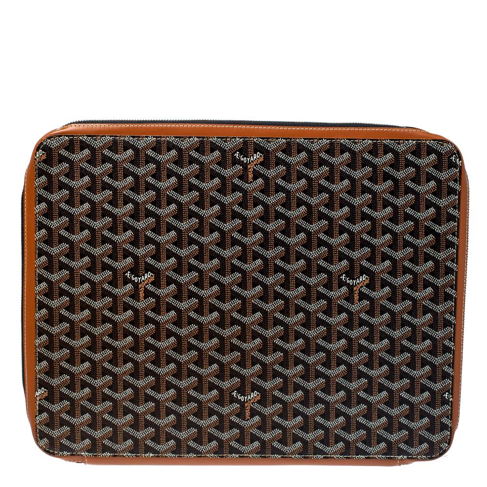 Goyard brings to you this versatile and trendy document case. Give your work look a bright, happy feeling with this brown piece. Smartly crafted from leather and Goyardine canvas, this elegant piece will lend a chic finish to your overall