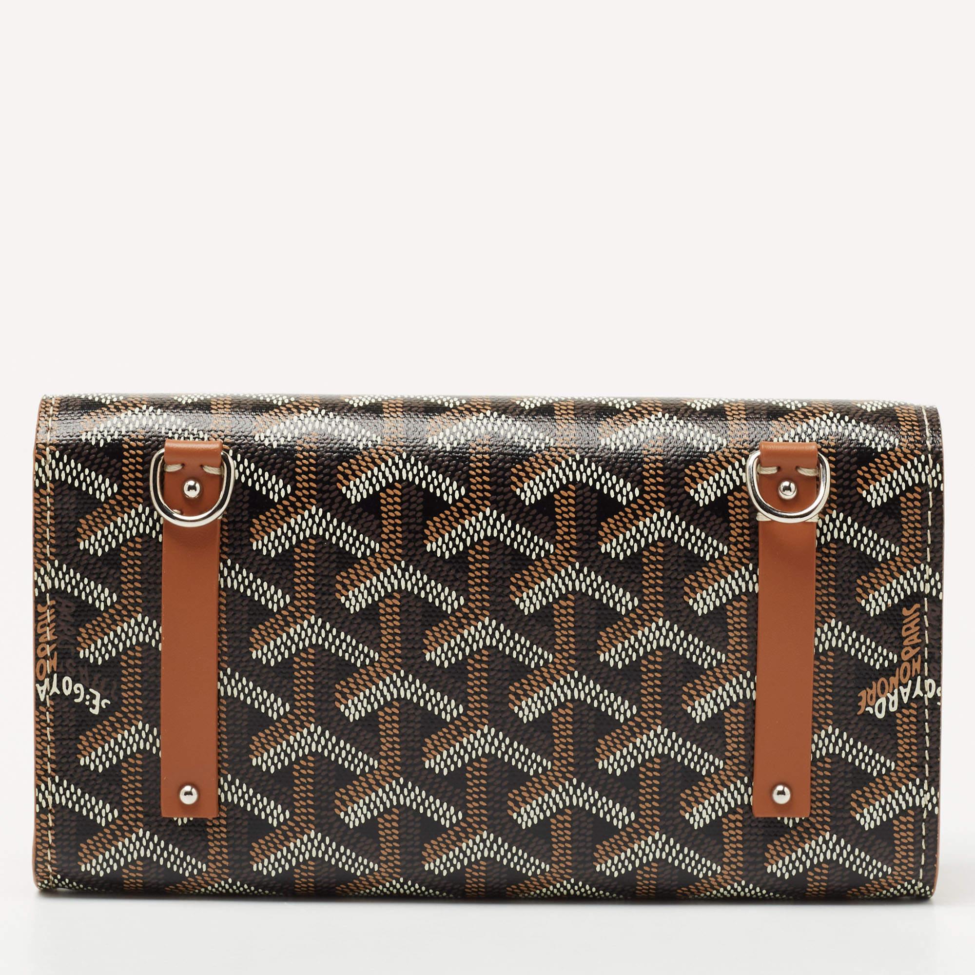 Luxuriously crafted by the House of Goyard, this Monte Carlo Bois clutch is a must-have accessory for fashion lovers. It is made from Goyardine-coated canvas on the exterior and features silver-toned fittings. It accommodates a canvas-lined