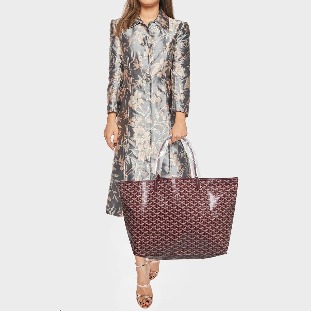 With the signature Goyardine print all over, the St Louis GM tote from Goyard is crafted with canvas and features dual sleek handles. A timeless addition to your collection, this bag is a must-have!