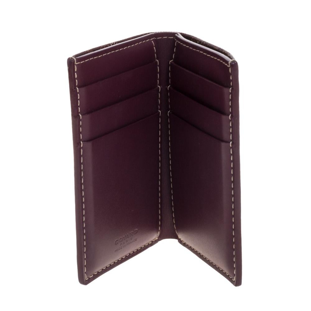 Functional and stylish, this St. Marc cardholder from Goyard is your next best buy. Crafted from the signature Goyardine coated canvas, this burgundy cardholder features a bifold silhouette, multiple card slots, the brand's logo embossed on the