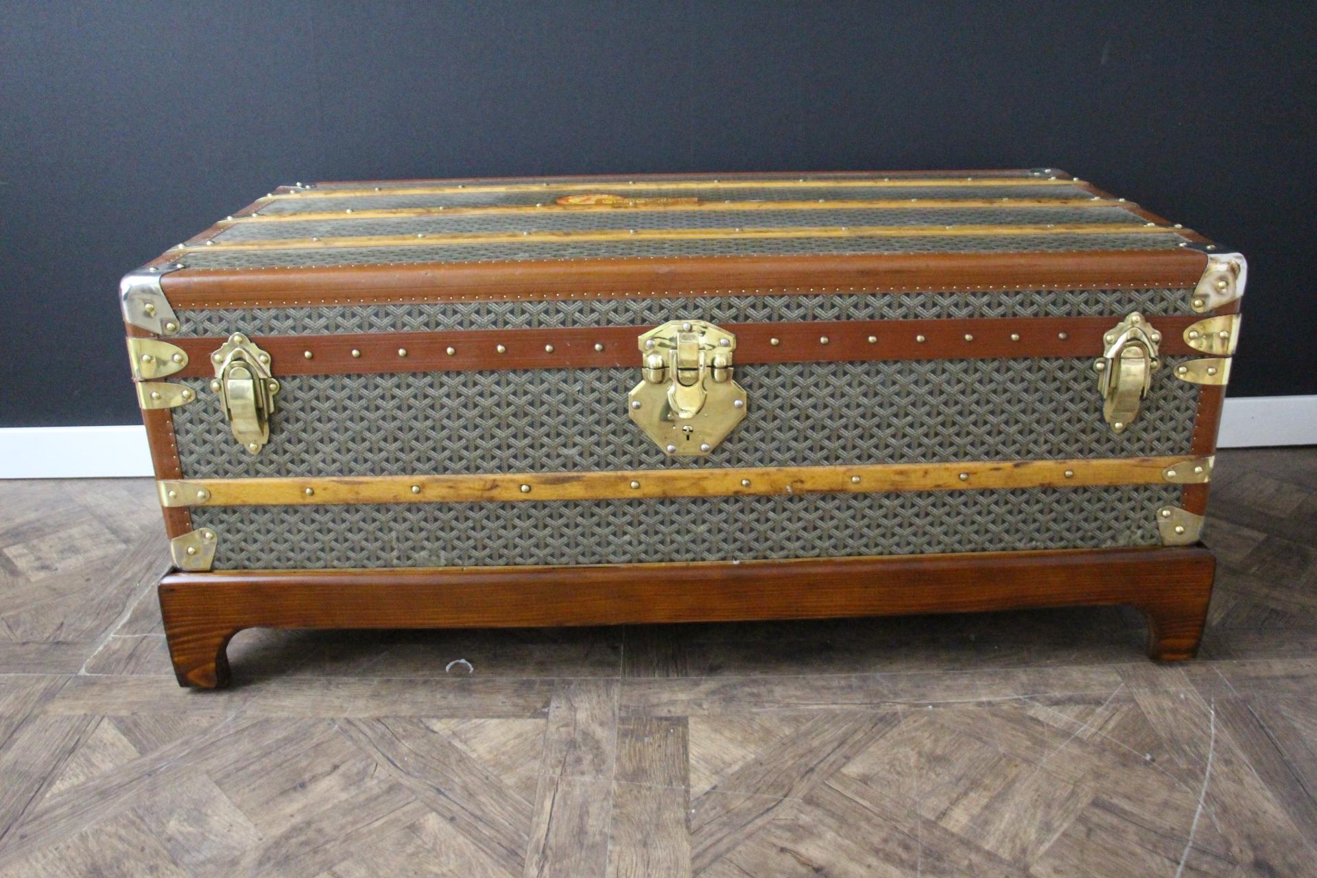 Questo superbo baule Goyard è caratterizzato dalla ricercatissima tela intrecciata a chevrons e da accessori in ottone massiccio; è dotato di grandi maniglie laterali in pelle. Borchie in ottone. Questo baule a vapore Goyard ha molte doghe in legno
