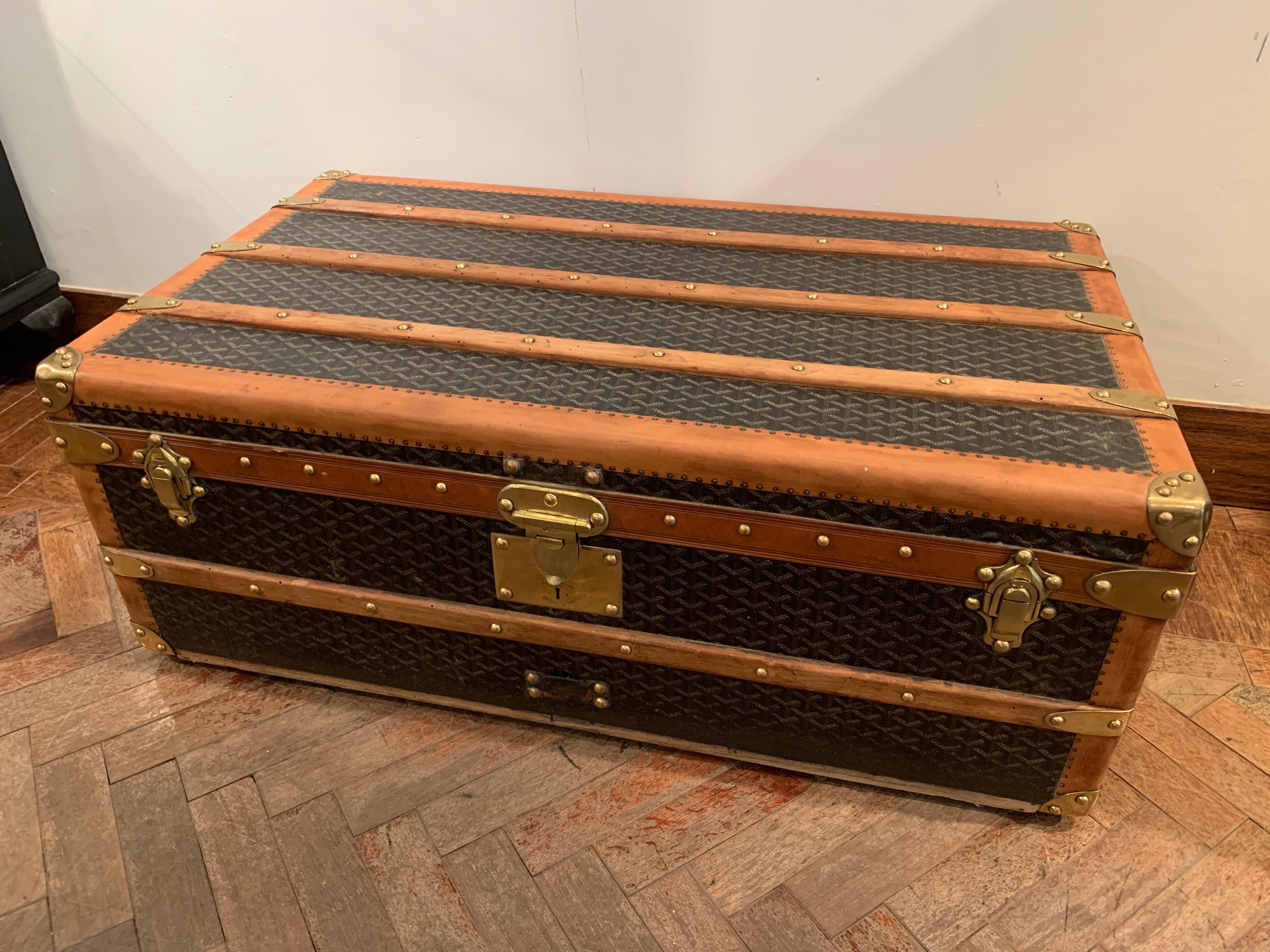 This magnificient Goyard cabin trunk features the famous chevrons pattern canvas, two Goyard brass handles, all corners and nails in Brass and a Goyard central lock.
A small Goyard plaque “Malles Goyard, 233 Rue Saint Honoré, Paris, Monte-carlo,
