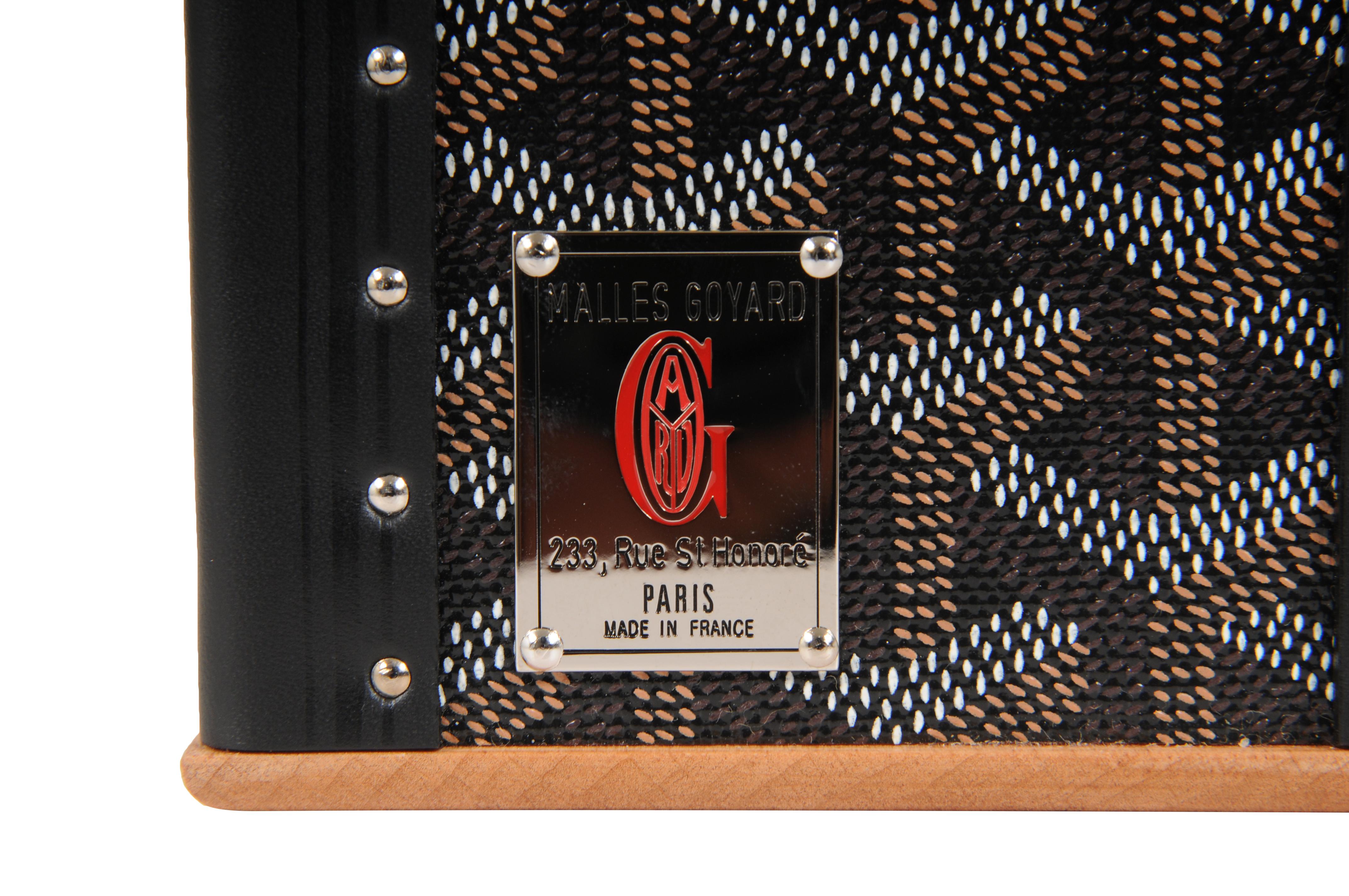 - Esterno nero

- Presenta alcuni degli stessi materiali utilizzati nei bauli Goyard.

- Involucri in Wood

- Viene fornito con scatola



Condizioni: 

Il portacandele è in ottime condizioni e non presenta imperfezioni di rilievo. 



Misure: