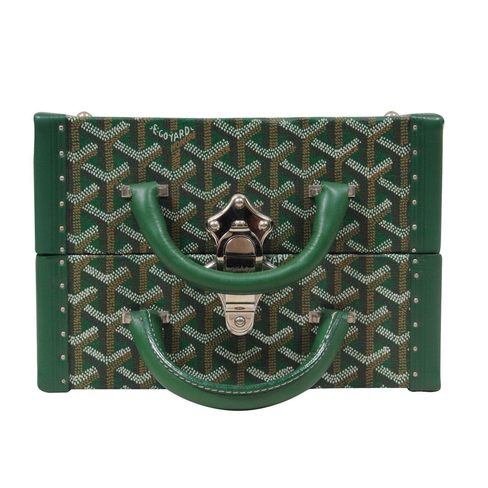 - Cette malle est vraiment spéciale, non seulement elle a été DISCONTINUÉE par Goyard, mais elle n'est disponible que sur 