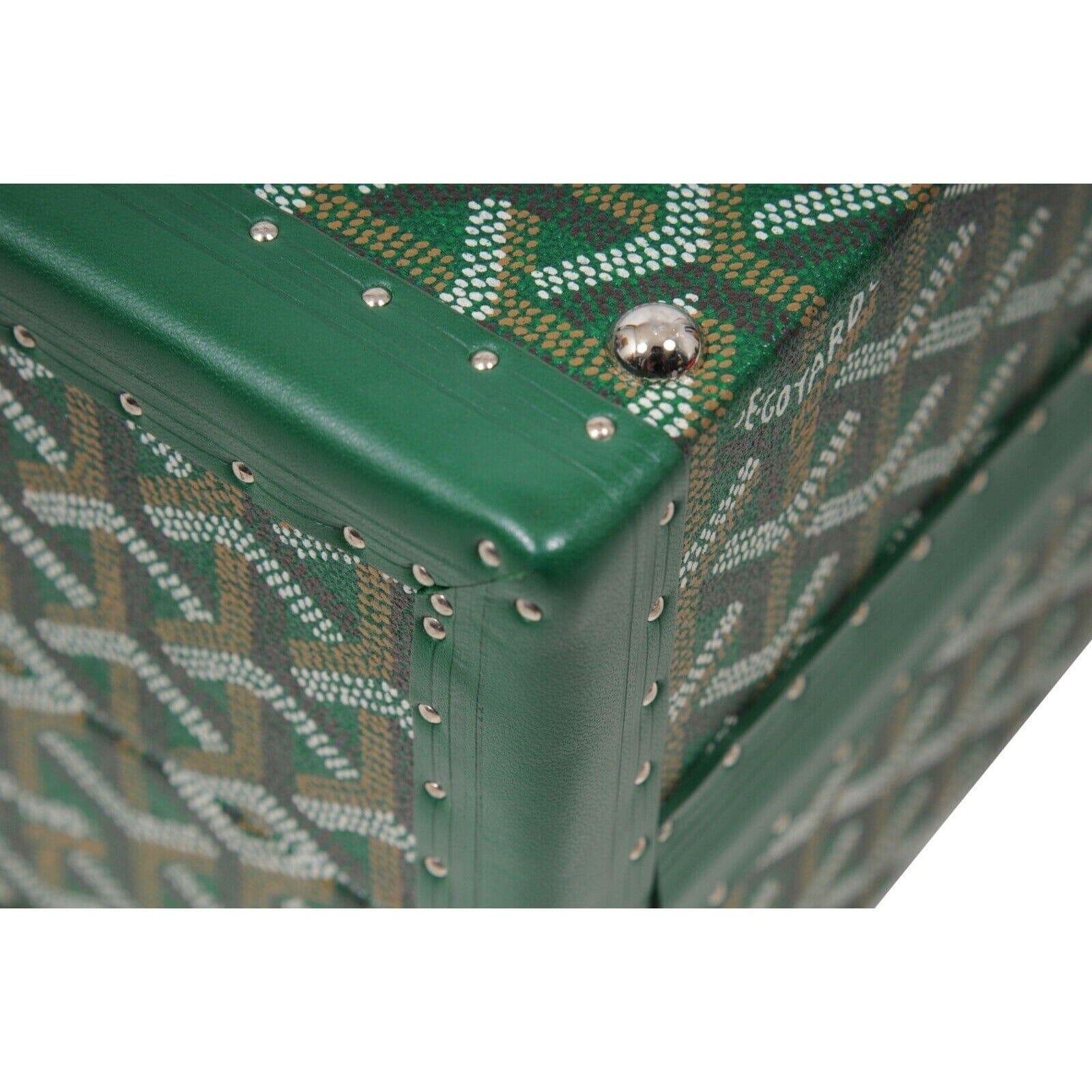Marron Goyard Ecuelle De Voyage Green Hard Sided Display Travel Trunk Case Dog Pet Bowl (écuelle de voyage verte) en vente