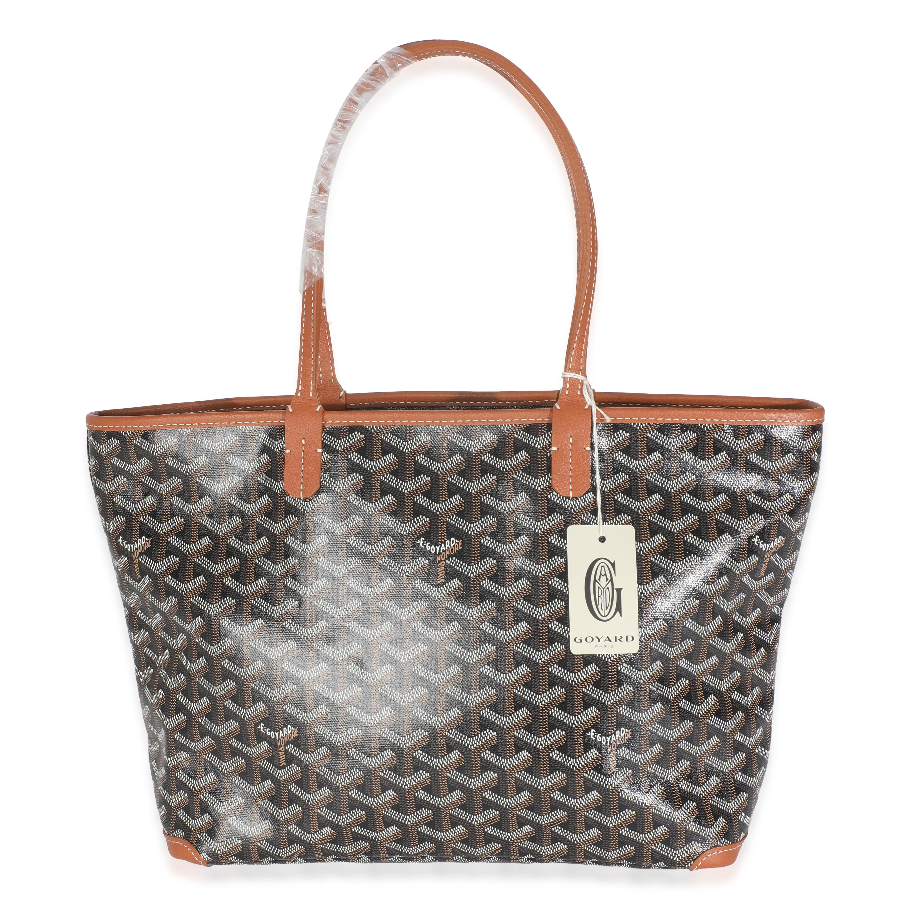 Titolo dell'elenco: Goyard Oro Nero Tela Artois MM
SKU: 146495
Condizioni: Usato 
Descrizione delle condizioni: Il caratteristico motivo Goyard ha conquistato silenziosamente la scena della moda di lusso. Un marchio storico che esiste dal 1853,