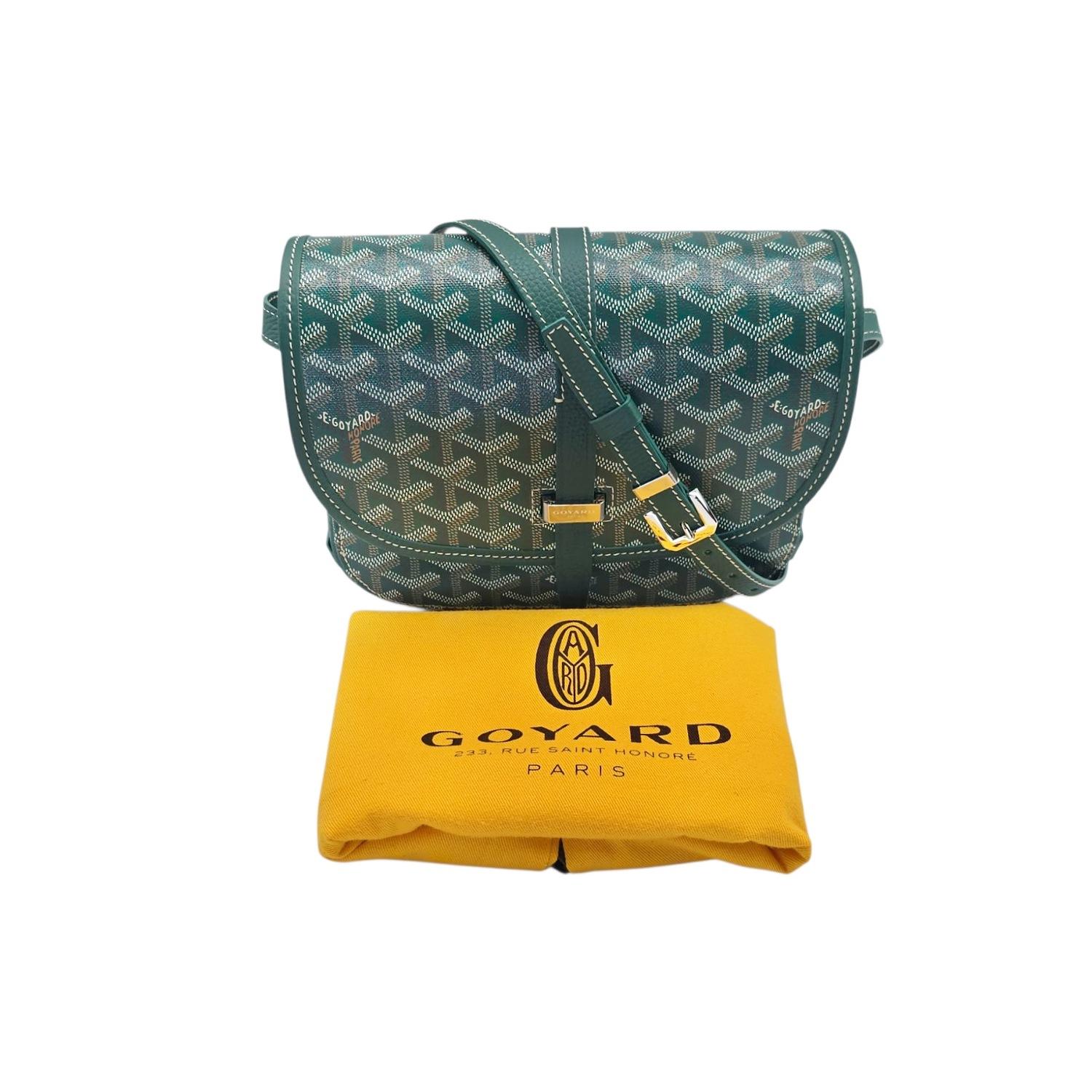 Exquisitamente confeccionada en lona recubierta con el monograma verde característico de Goyard, esta Bolsa Mensajero Goyard Belvedere PM hace gala de una impecable artesanía francesa. Con un refinado ribete de piel verde y herrajes de paladio, el