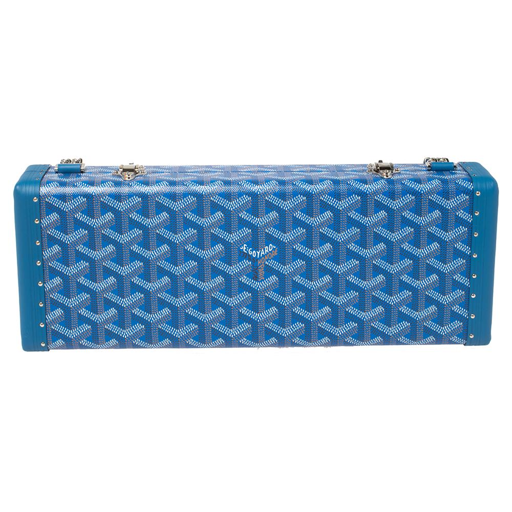 Goyard is known to create masterpieces for the modern woman who has a discerning eye. This Honoré Clutch is one such creation. It has been crafted by precise hands in France and made from the brand's signature Giyardine coated canvas. The structured