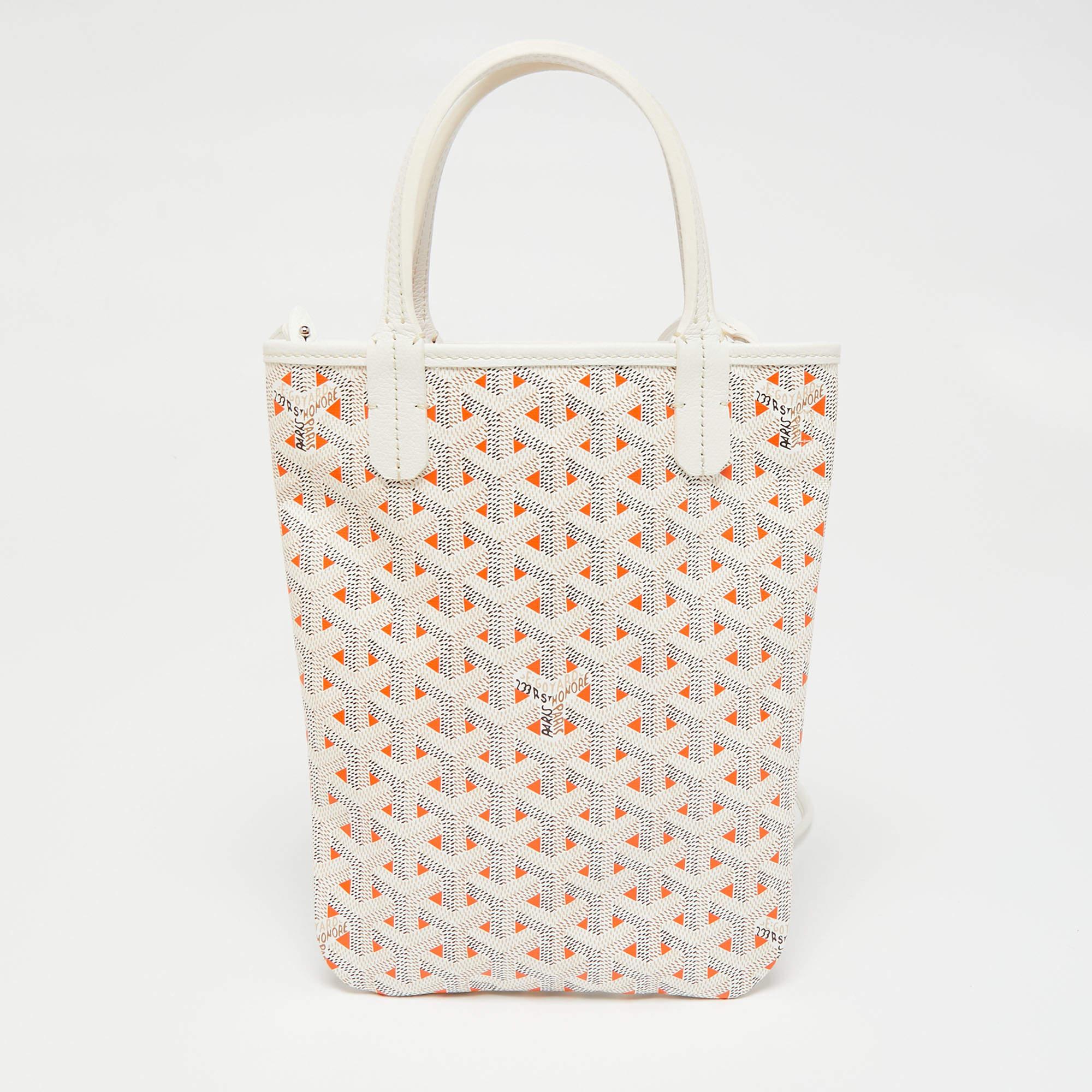 The unique aesthetics of the creations from Goyard set them apart and make them a valuable addition to your closet. This Poitiers Claire Voie tote is enriched with functional details and an exciting silhouette. Created from the signature Goyardine