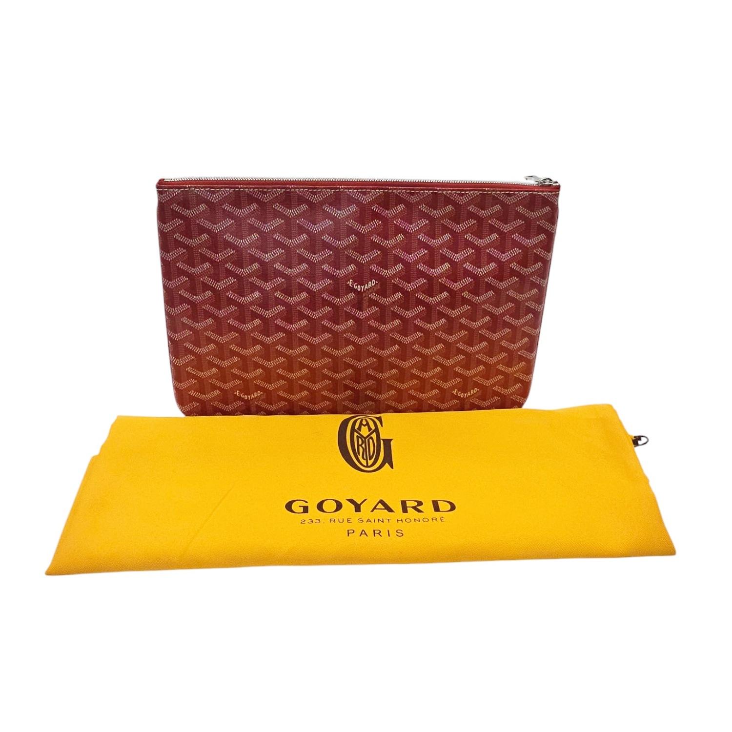 Mit der Goyard Senat Pouch MM aus beschichtetem Canvas von Goyard können Sie Ihren Alltagsstil aufwerten. Diese Tasche aus luxuriösem, beschichtetem Canvas und mit rotem Lederbesatz strahlt Raffinesse aus. Mit ihrem geräumigen Innenraum, dem