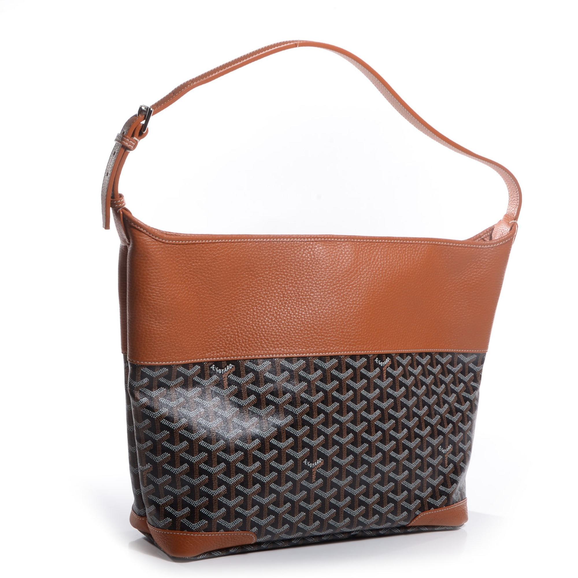 This stylish hobo is crafted of hand painted coated canvas with the classic goyard chevron monogram and a top crest of rich brown leather. The bag features an adjustable flat leather shoulder strap and matching leather trim at the corners. The top