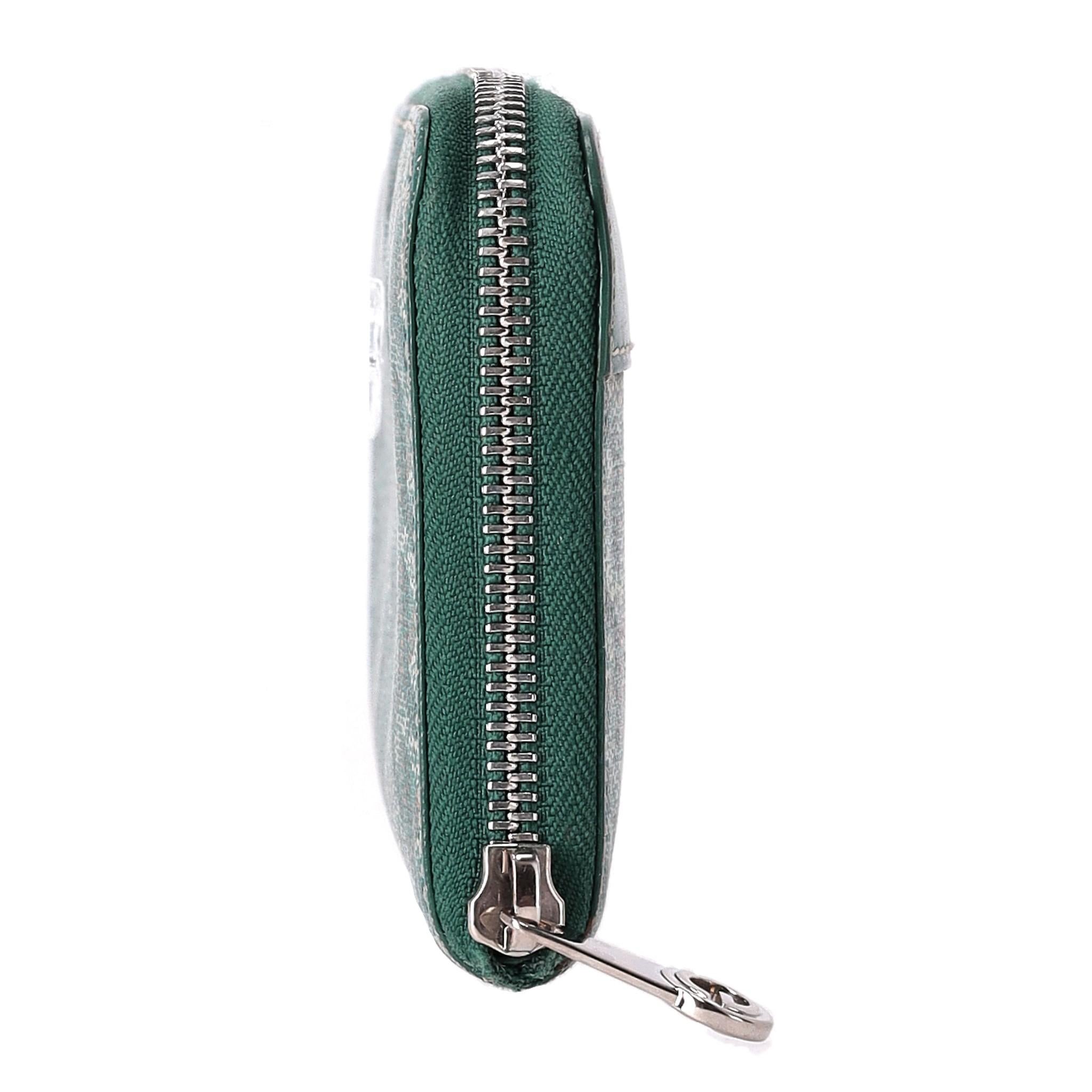 Goyard Goyardine Matignon Zip Around GM Wallet

Green coated canvas with hand painted iconic logo GM wallet/purse/

Having a long shape and closes securely with a zip. Its 12 card slots, central zipped compartment and two large compartments. Zipper