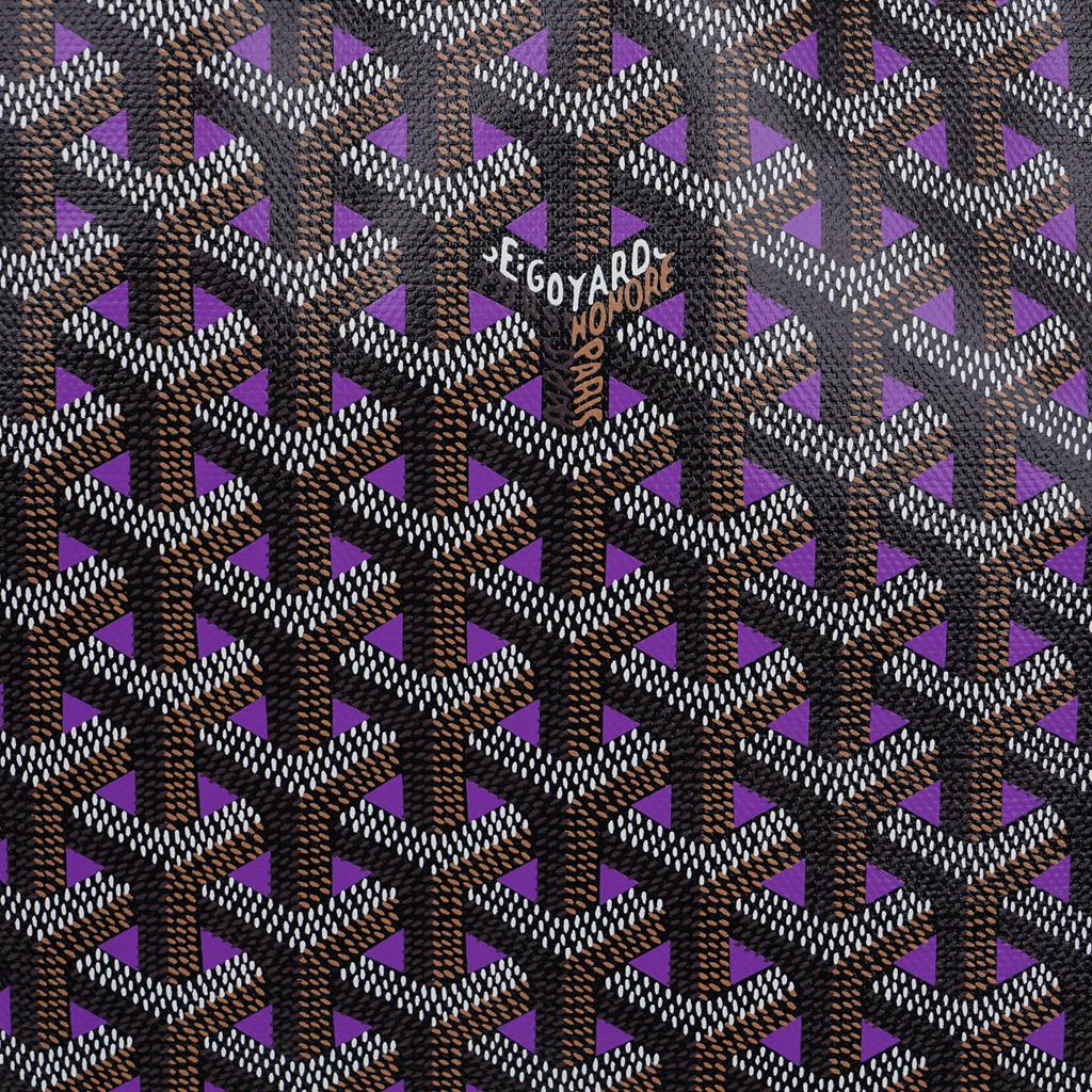 Mightychic offers a Goyard Saint Louis GM Limited Edition Oplaine Claire Voie Purple reversible tote.
Classic signature chevron print and calfskin leather.
Light weight and spacious this has become a favorite from celebrities to busy moms.
Flat