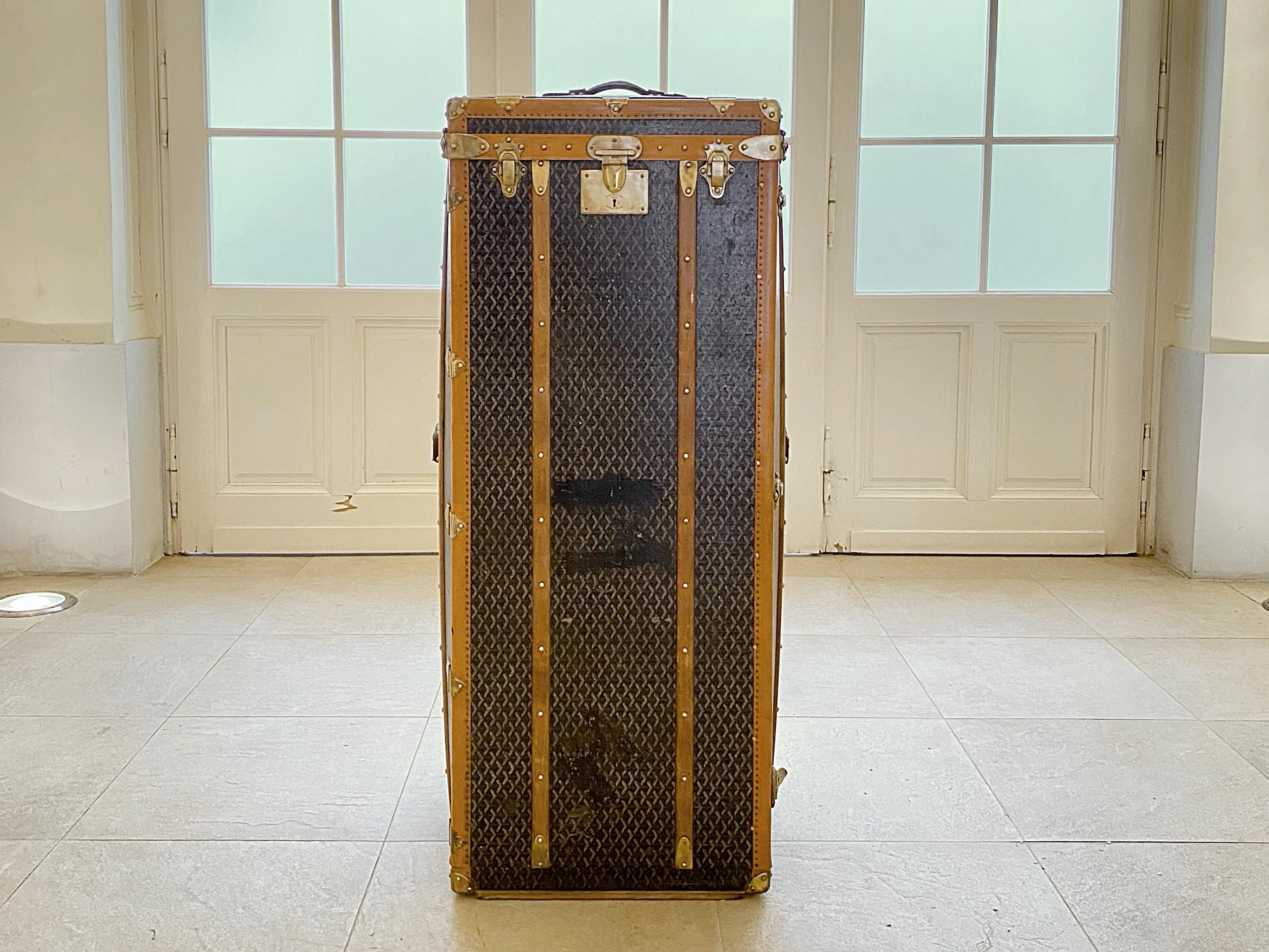 Frühe 1910er sehr seltene Goyard Garderobe Koffer handgefertigt in Frankreich. Dies war der größte Koffer, der je von Goyard hergestellt wurde. Die Truhe ist in sehr gutem Zustand mit schöner Patina. Perfekt geeignet als Truhe, Konsole, Deckenbox