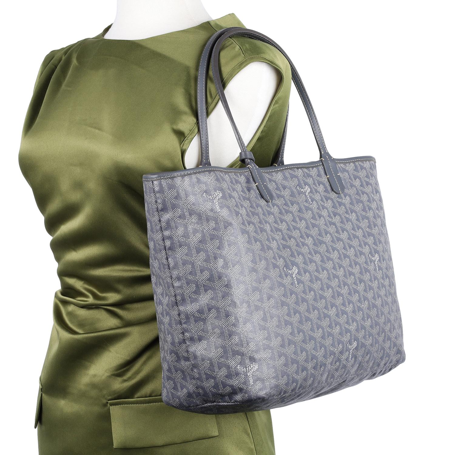 Auténtico bolso Goyard Goyardine St. Louis Pm Tote. 

Tote Goyard
Gris
Impreso
Goyardine
Herrajes en tono plateado
Tapicería de cuero
Correas de hombro dobles planas
Cierre superior abierto
Caída de la correa: 7,5 pulgadas

 TALLA

13