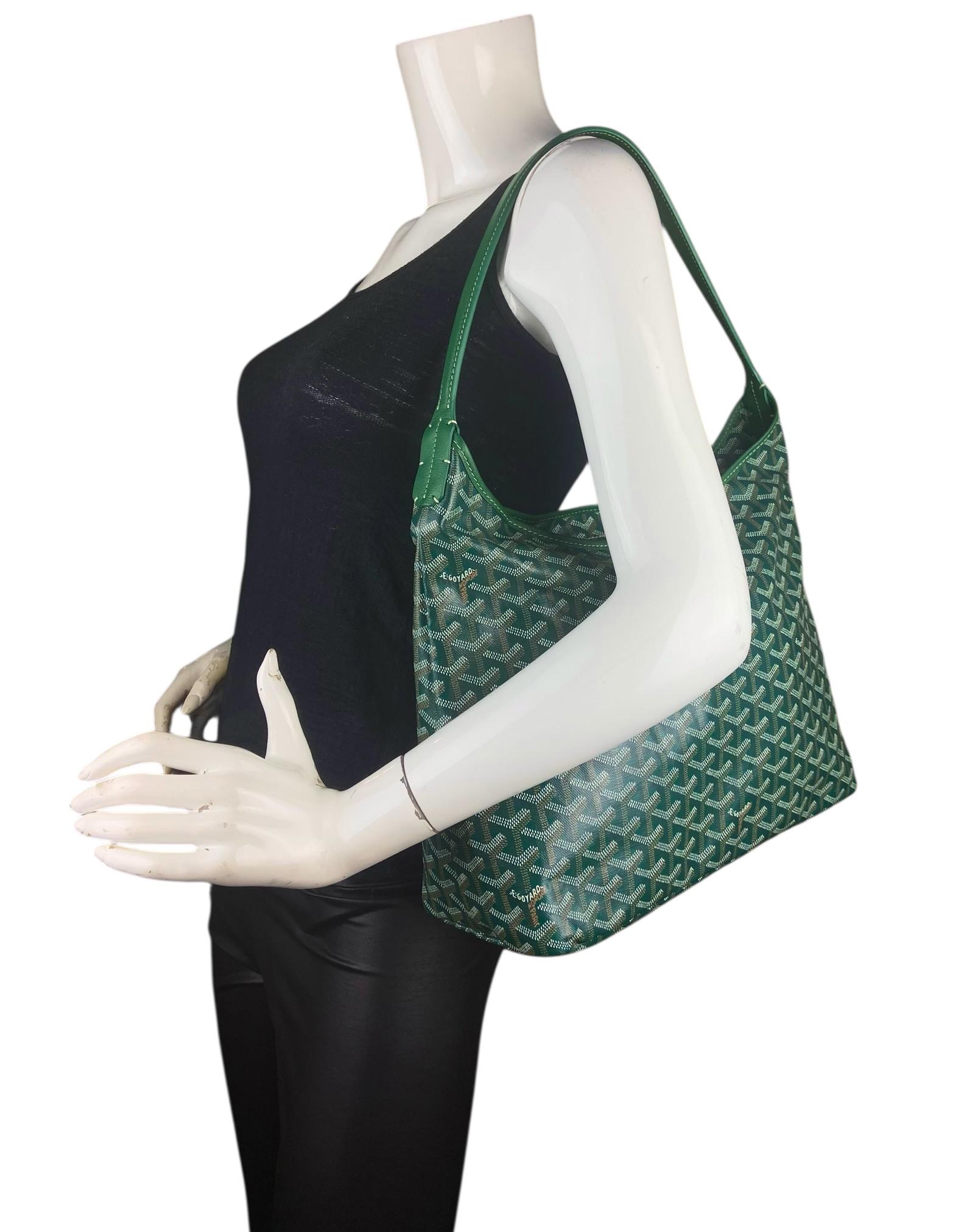 Goyard Grünes Canvas Goyardine Boheme Hobo Tasche

Hergestellt in: Frankreich
Farbe: Grün
Hardware:
MATERIALIEN: Segeltuch
Innenfutter: Segeltuch
Verschluss/Öffnung: Reißverschluss oben
Äußere Taschen: Keine
Innentaschen: Einsatz mit