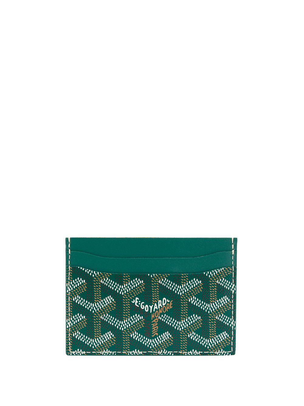 Aus Goyardine Canvas, einem gefärbten Textil aus Baumwolle, Leinen und Hanf, ist dieses dunkelgrüne Monogramm Slot card Wallet von Goyard mit einem Allover-Cartoon-Print verziert, der speziell als Teil der Emotional Baggage Collection'S von Rewind