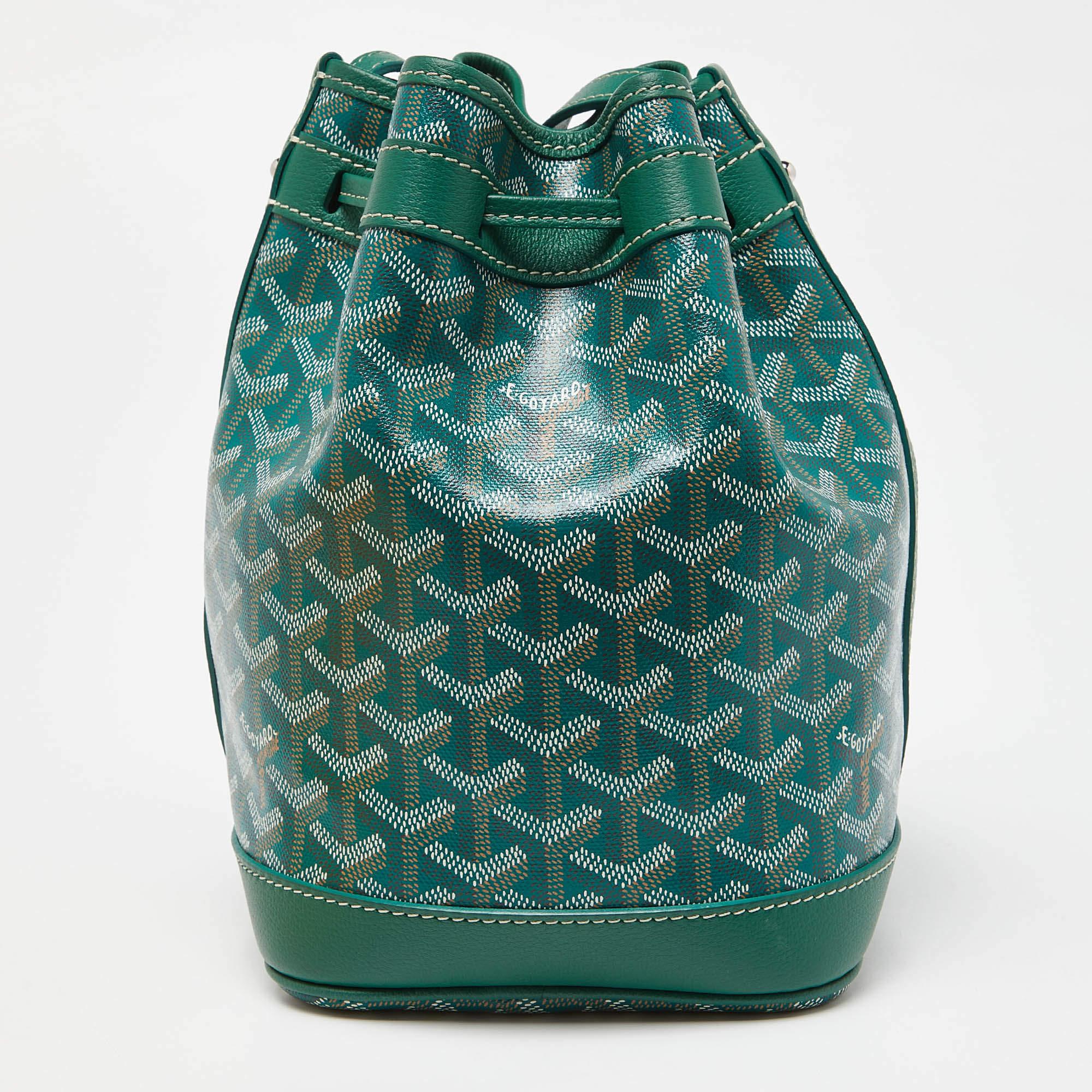 Le sac seau Goyard Flot est un accessoire élégant et compact conçu pour les personnes soucieuses de la mode. Conçu à partir d'une combinaison de toile enduite et de cuir, ce sac arbore l'emblématique imprimé Goyardine en vert, offrant une touche de