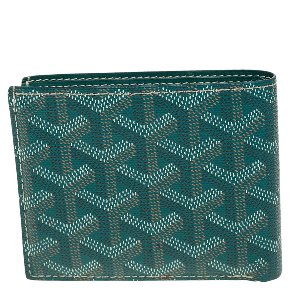 This wallet from Goyard brings along a touch of luxury and immense style. It comes crafted from the brand's signature Goyardine canvas and is equipped with lined compartments and multiple slots so you can neatly carry your cards and cash. Grab this