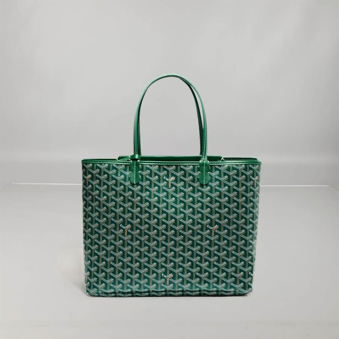Goyard's Bag dont have cardboard box, it will  be ship with dust bag and authenticity card
The Isabelle bag is very functional with its 3 compartments including a central magnetic pocket to keep the contents safe. It also has the emblematic