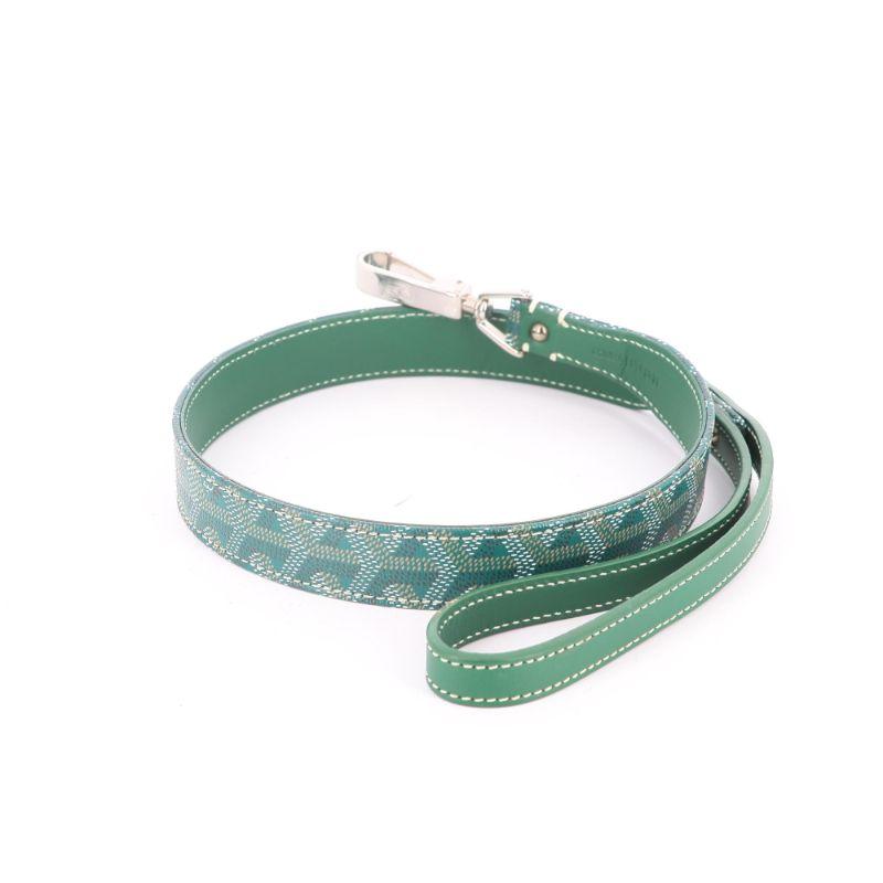 Goyard Green Strap

Green leather, silver tone metal hardware
Very good condition, new with tag, shows no signs of use and wear,
Packaging: Goyard Box

Additional information:
Designer: Goyard
Dimensions: Height 3 cm / 1 