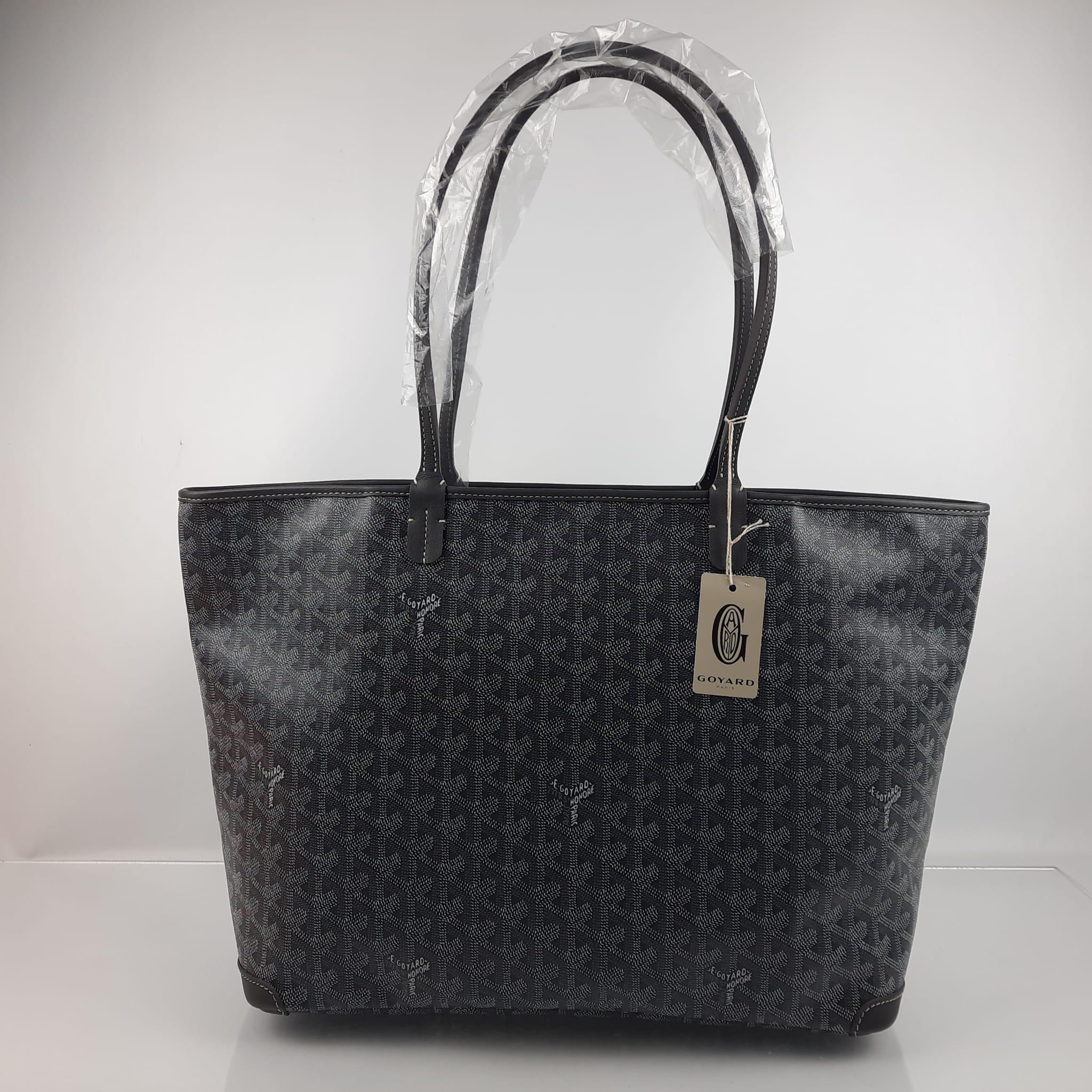 Goyard's Bag dont have cardboard box, it will  be ship with dust bag and authenticity card
The Artois MM bag is a nod to our emblematic Saint Louis bag in a structured and secure version as it has four leather corners and a zip closure. It also has