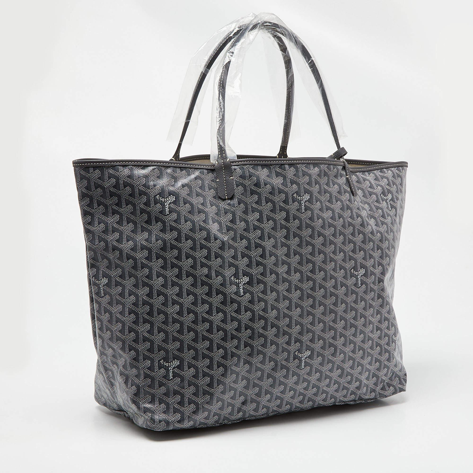 This Goyard Saint Louis tote is the result of impeccable construction and artistic design. It is created from the signature Goyardine-coated canvas and leather into a spacious silhouette. With a perfect combination of elegance and practicality, it