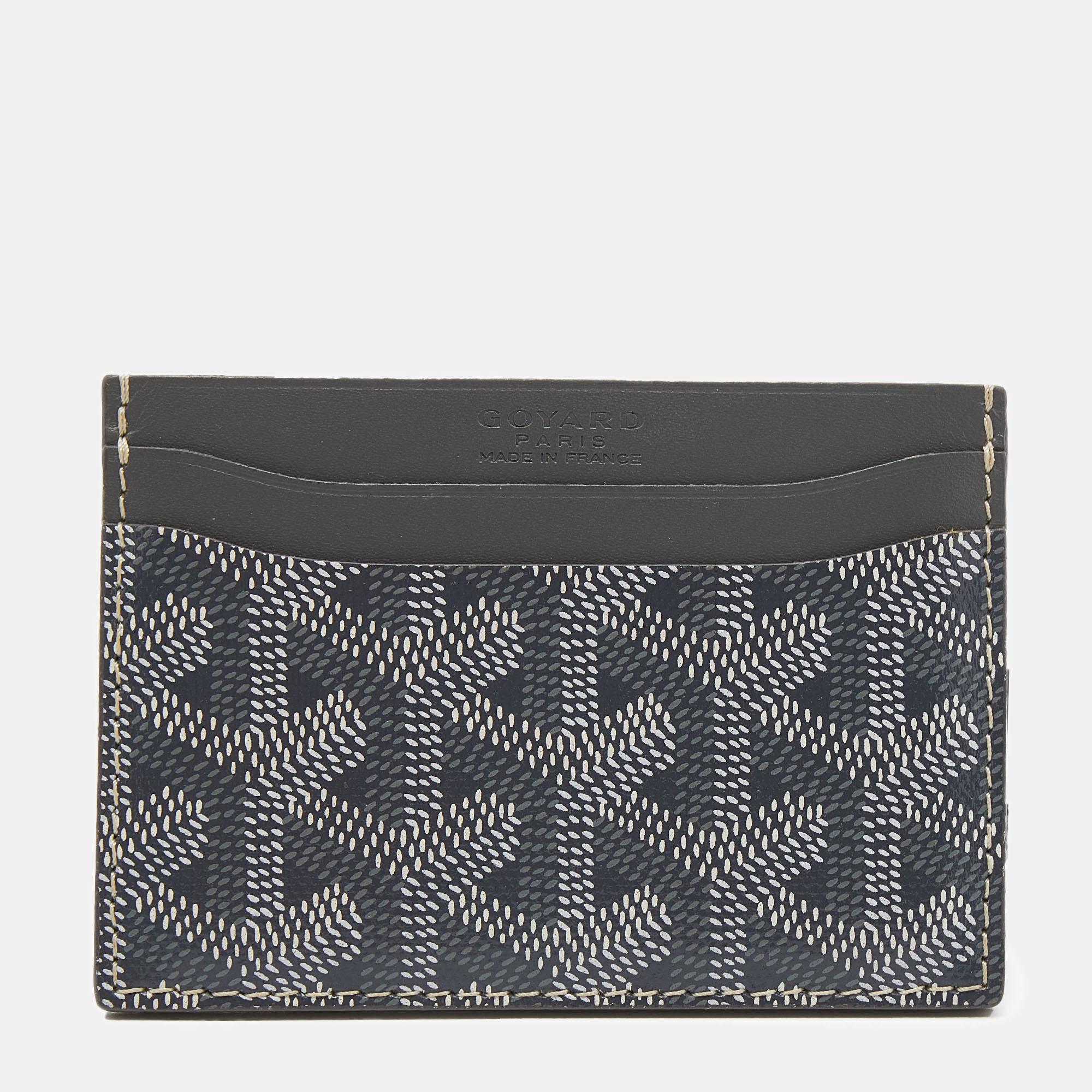 Nommé d'après l'église Saint Sulpice située à Paris et rendu populaire par le roman à succès de Dan Brown, le Da Vinci Code, le porte-carte de Goyard symbolise l'art et la culture tout en étant un accessoire polyvalent. Fabriqué en France à partir