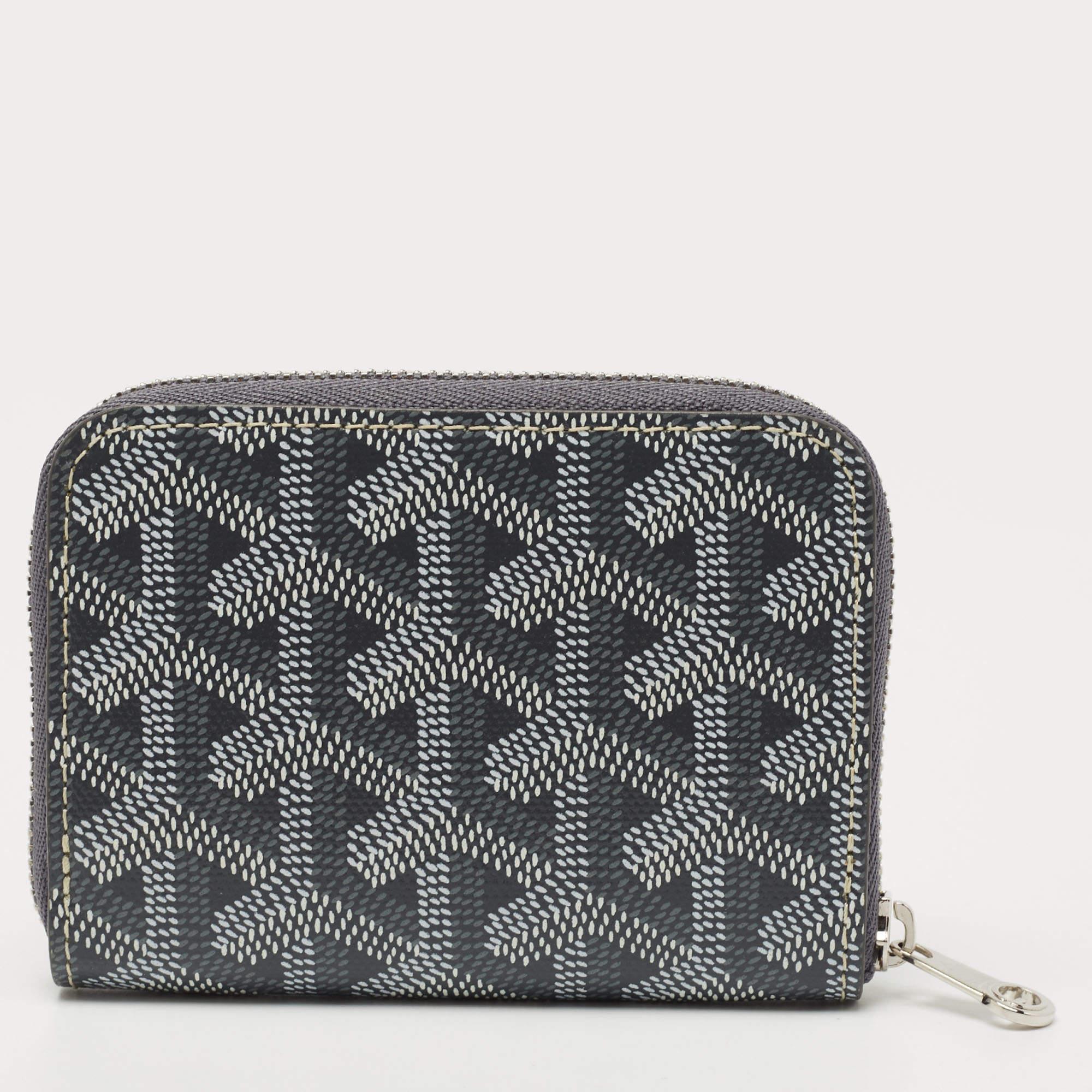Klein und edel, dieser Goyard Münzbeutel ist eine tolle Ergänzung für jede Tasche. Sie ist aus Goyardine-Canvas gefertigt und verfügt über einen Drei-Wege-Reißverschluss, der ein mit Leder gefüttertes Innere in der charakteristischen Farbe der Marke