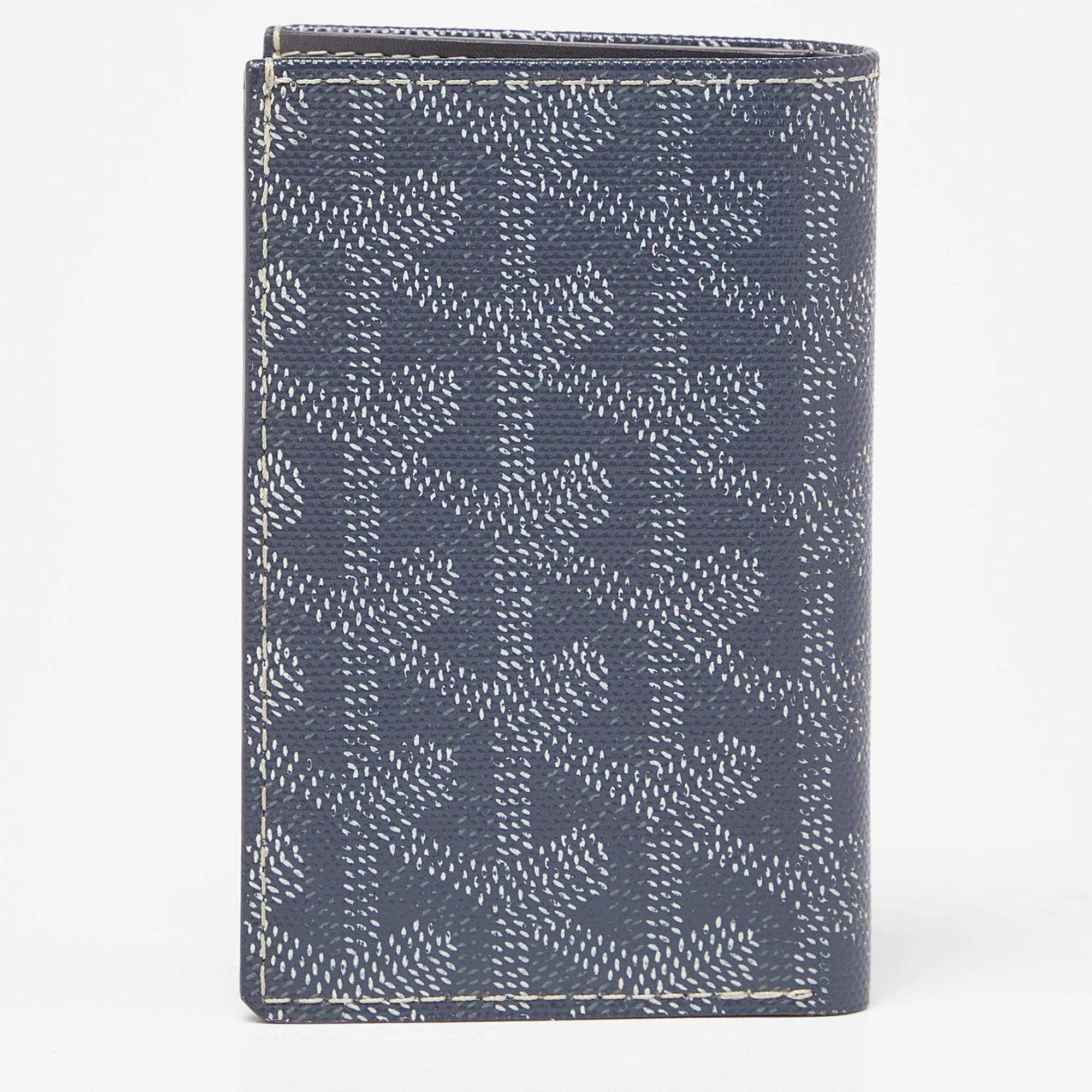 Functional and stylish, this St. Marc cardholder from Goyard is your next best buy. Crafted from the signature Goyardine coated canvas, this grey card holder features a bifold silhouette, multiple card slots, the brand's logo embossed on the front