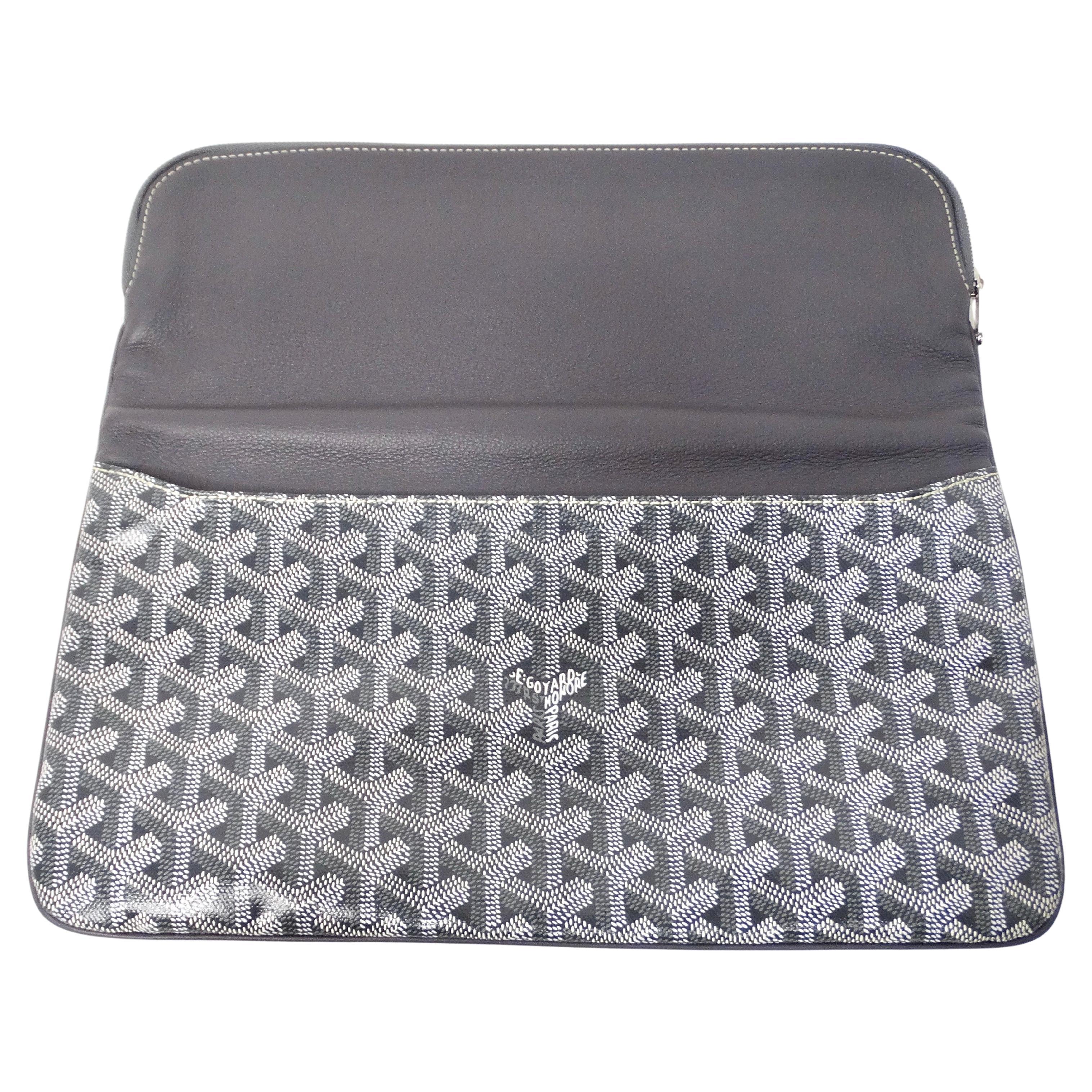 Die Goyard Grey Goyardine Sainte Marie Foldable Clutch Bag ist ein raffiniertes und vielseitiges Accessoire, das zeitlose Eleganz und mühelosen Stil verkörpert. Diese faltbare Clutch aus dem kultigen Goyardine-Canvas in einem raffinierten Grauton
