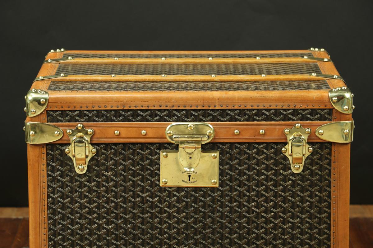 Goyard Hat trunk
Chevrons canvas in perfect original conditions
Lozine borders
Brass locks.