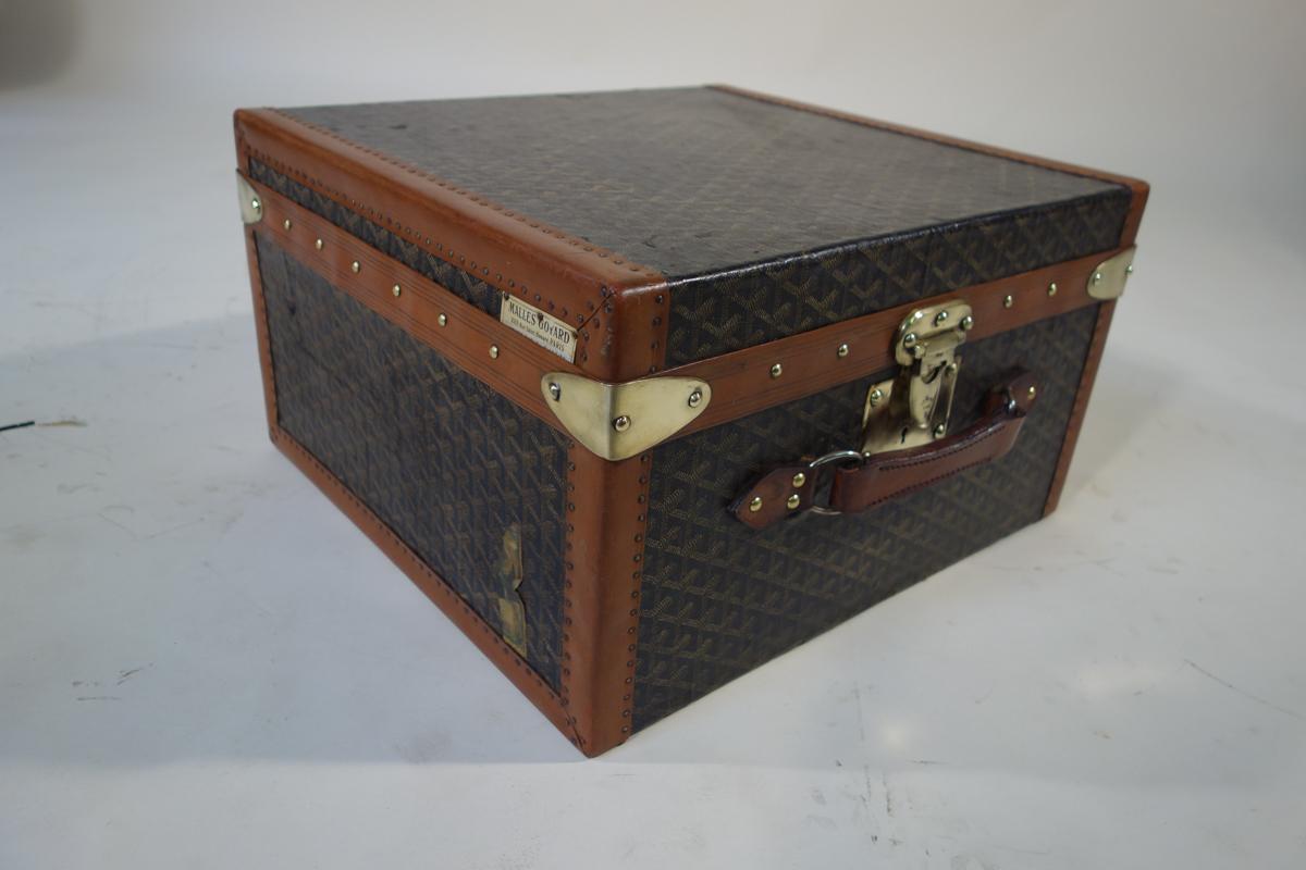 R1799 Hat trunk.

Lozine bindings.

Leather handles.

Solid brass lodk.

Refurbished interior with lattice pattern ecru linen.