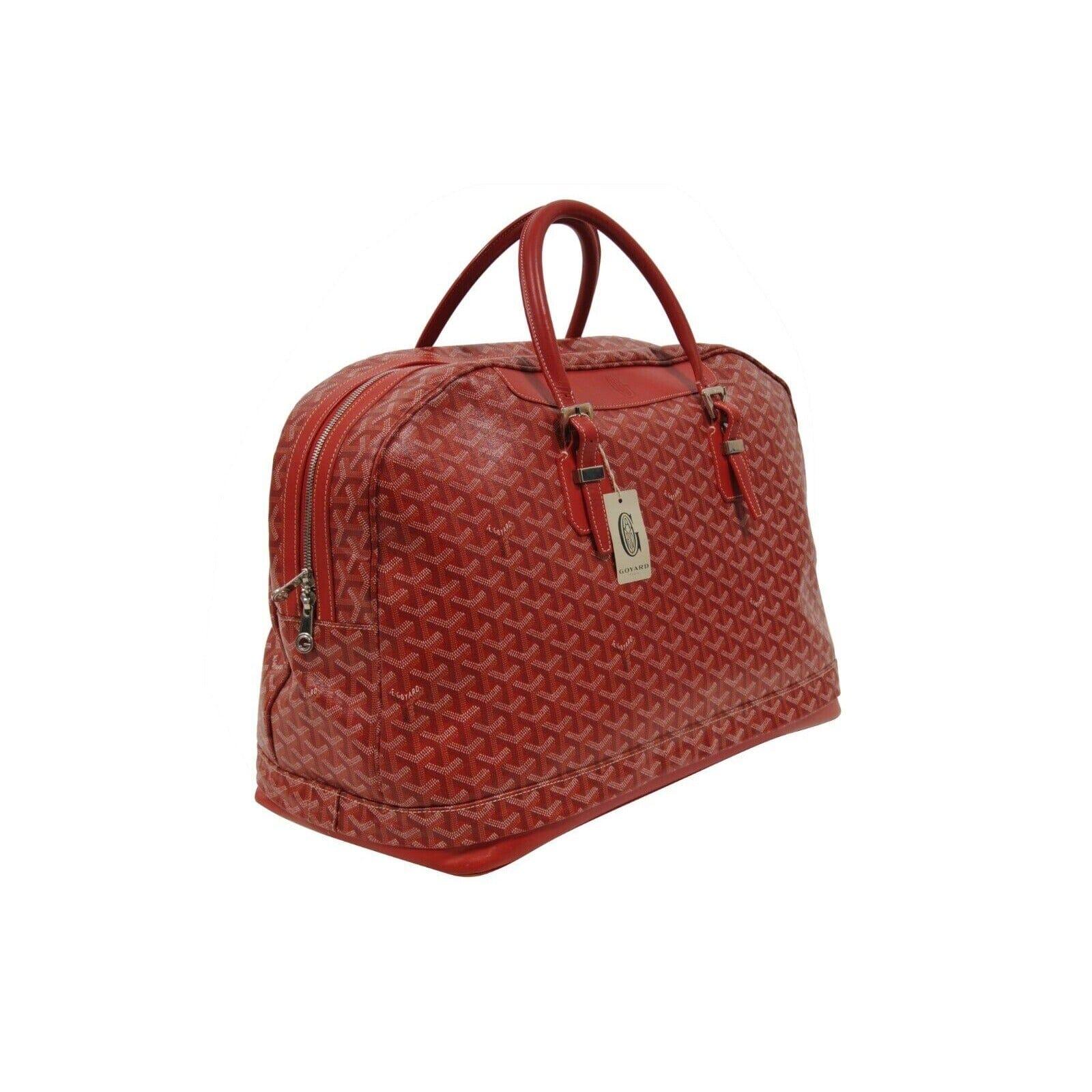 - Exterior de Goyardine roja

- Se puede ampliar en profundidad hasta 15 cm

- Tamaño perfecto para el equipaje de mano

- Herrajes de paladio

- Viene con bolsa antipolvo y cerradura con llave



Estado: 

La bolsa está en un estado general
