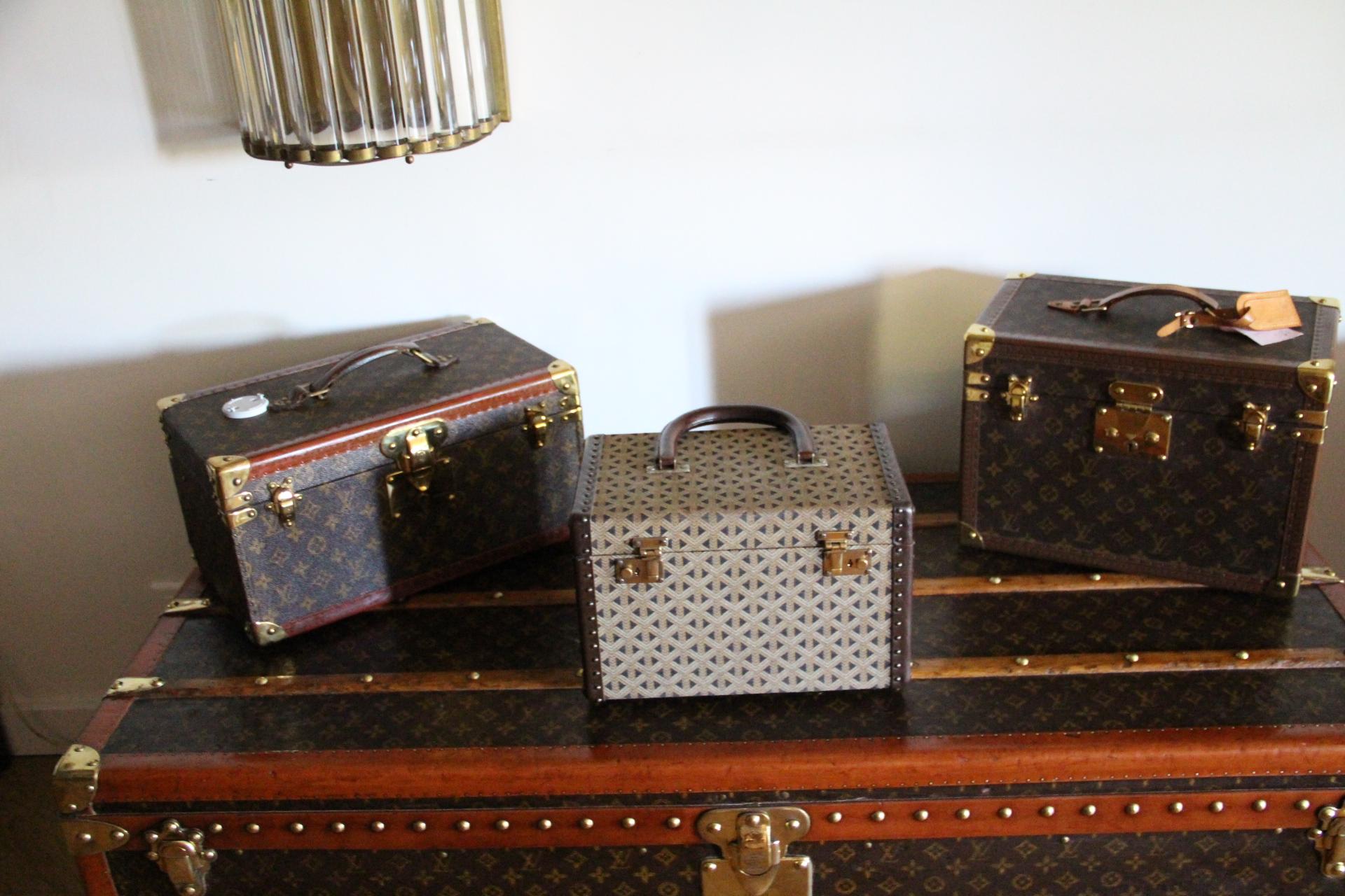 Il s'agit d'un coffret à bijoux, d'un beauty case ou d'un coffret de train vintage extrêmement rare, fabriqué par Goyard. Il est doté de la célèbre toile tissée à chevrons, de serrures en laiton et d'une poignée supérieure en cuir. Sa garniture en