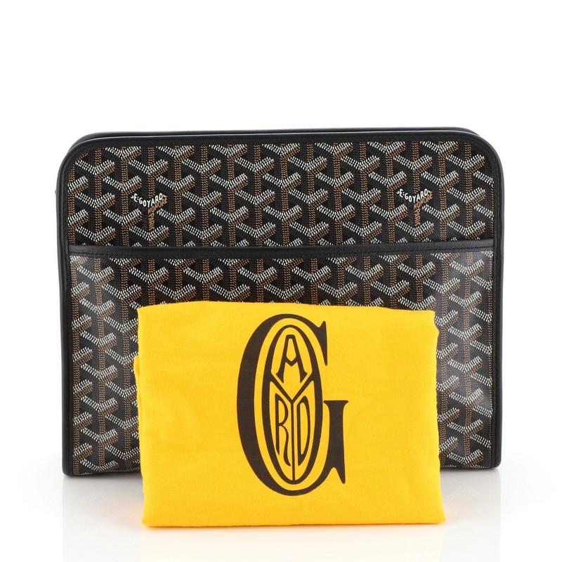 This Goyard Jouvence Toiletry Pouch Coated Canvas GM, crafted in black and brown Goyard chevron coated canvas, features leather trims, exterior front zip pocket and silver-tone hardware. Its zip closure opens to an orange fabric interior with slip