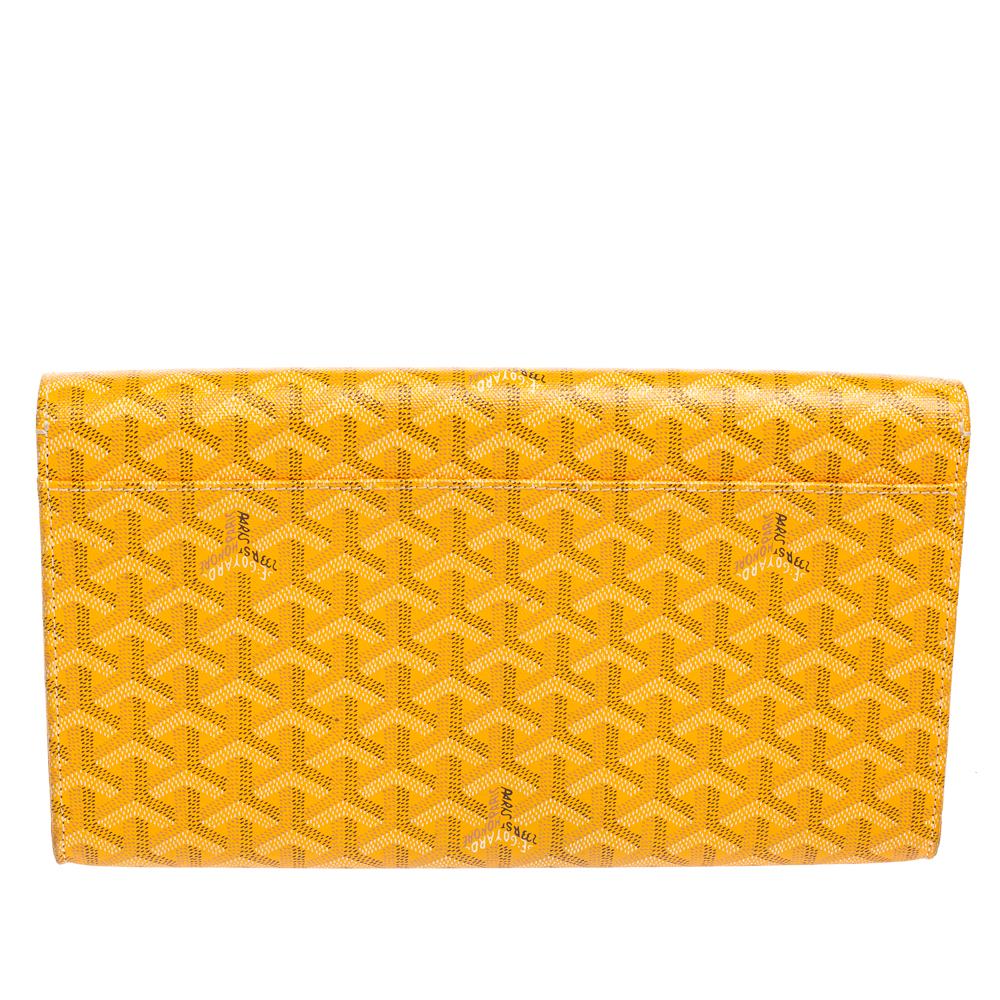 Luxuriously crafted by the House of Goyard, this Monte Carlo Bois clutch is a must-have accessory for all fashion lovers. Fashioned using Juane Goyardine coated canvas on the exterior, this clutch exhibits a sleek silhouette with distinct