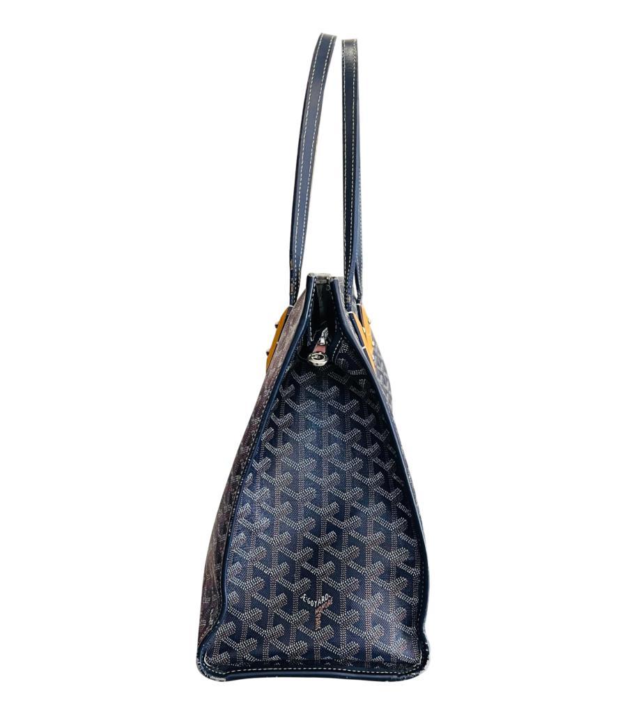 Goyard Marquises Goyardine Coated Canvas Tote Bag
Blue shoulder bag crafted in Goyardine canvas and designed with signature hand-painted monogram pattern.
Detailed with smooth leather trims, dual handle and light wooden details.
Featuring zipped top